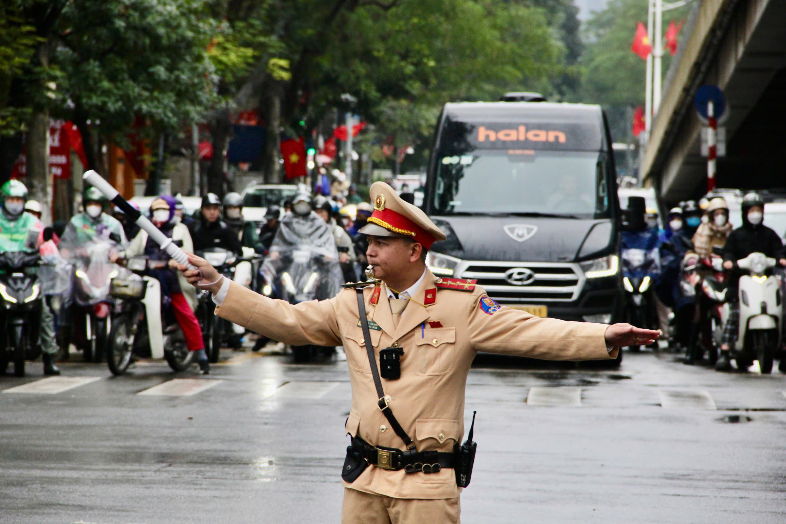 CSGT hỗ trợ Tết cho công nhân , người lao động và sinh viên về quê an toàn năm 2026 - Ảnh 1.