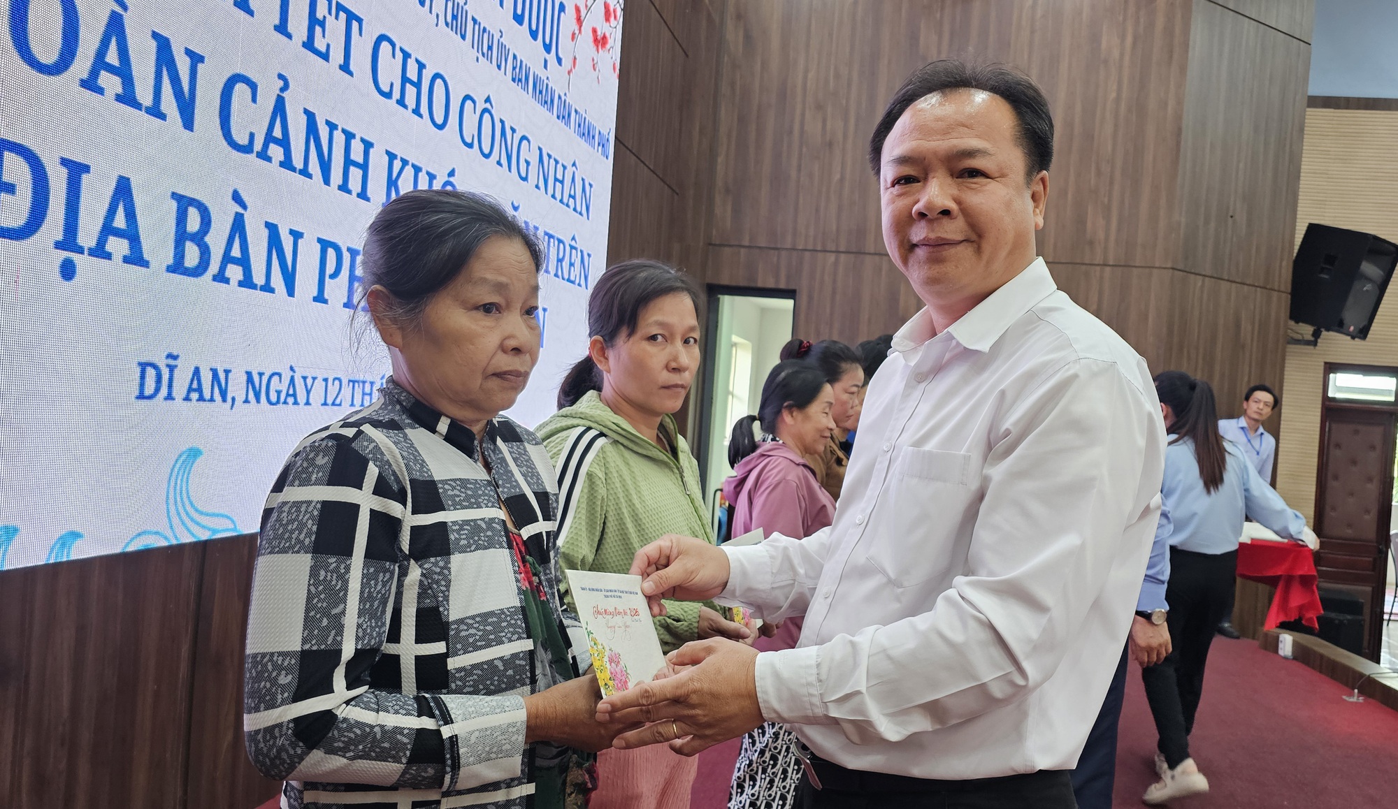 Chủ tịch UBND TPHCM Nguyễn Văn Được tặng quà cho hộ nghèo tại phường Dĩ An - Ảnh 5.