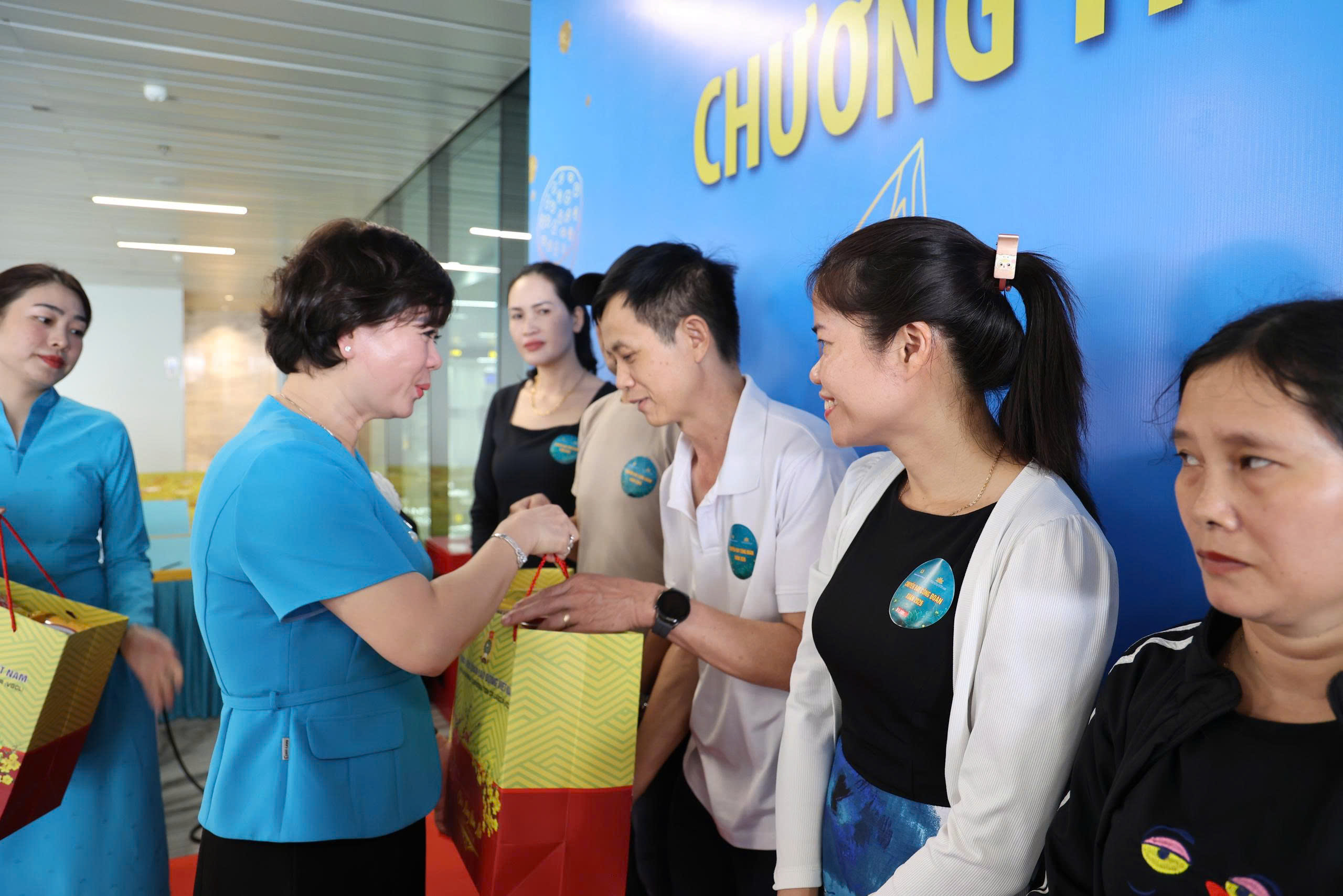 Tất cả đo&agrave;n vi&ecirc;n, người lao động đều c&oacute; Tết - Ảnh 9.