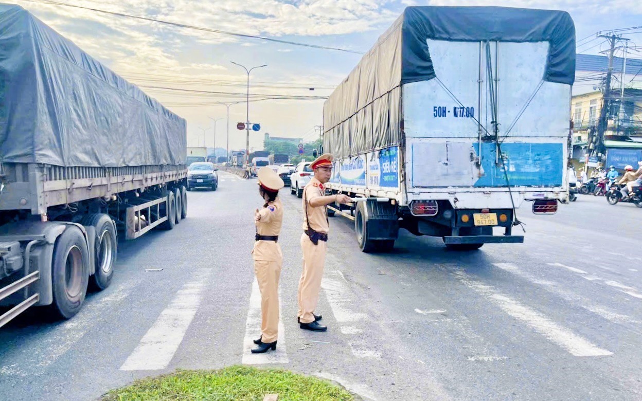 Đồng Nai công bố số điện thoại nhận phản ánh việc đi lại của người dân trong dịp tết - Ảnh 2.