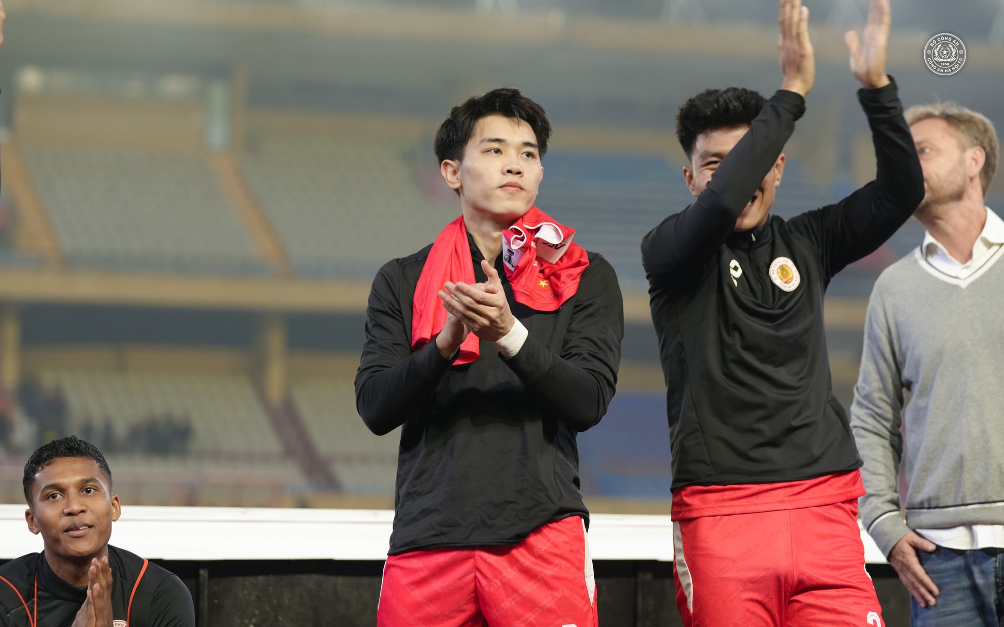 B&oacute;ng đ&aacute; Nhật Bản đang th&iacute; điểm bỏ trận h&ograve;a tại J-League - Ảnh 2.
