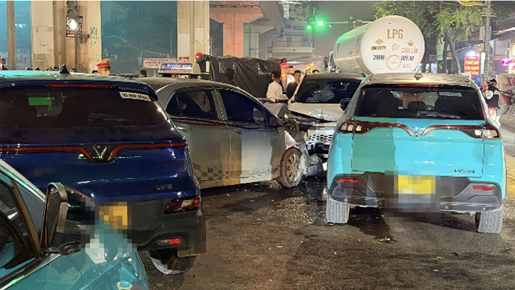 Nữ tài xế chạy ngược chiều gây tai nạn liên hoàn trên đường Quang Trung Hà Nội - Ảnh 2.