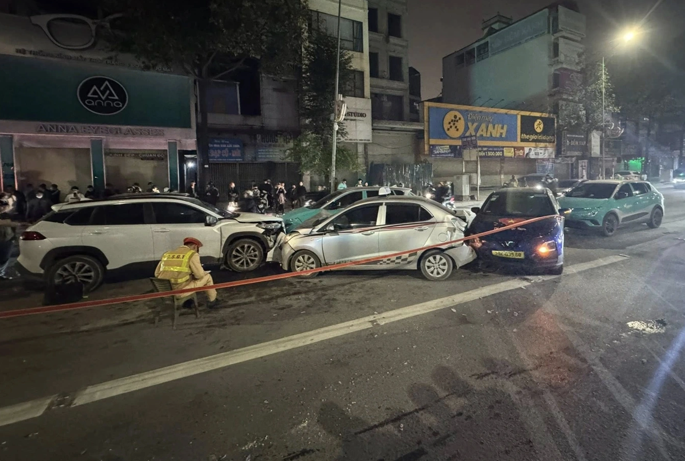 Nữ tài xế chạy ngược chiều gây tai nạn liên hoàn trên đường Quang Trung Hà Nội - Ảnh 1.