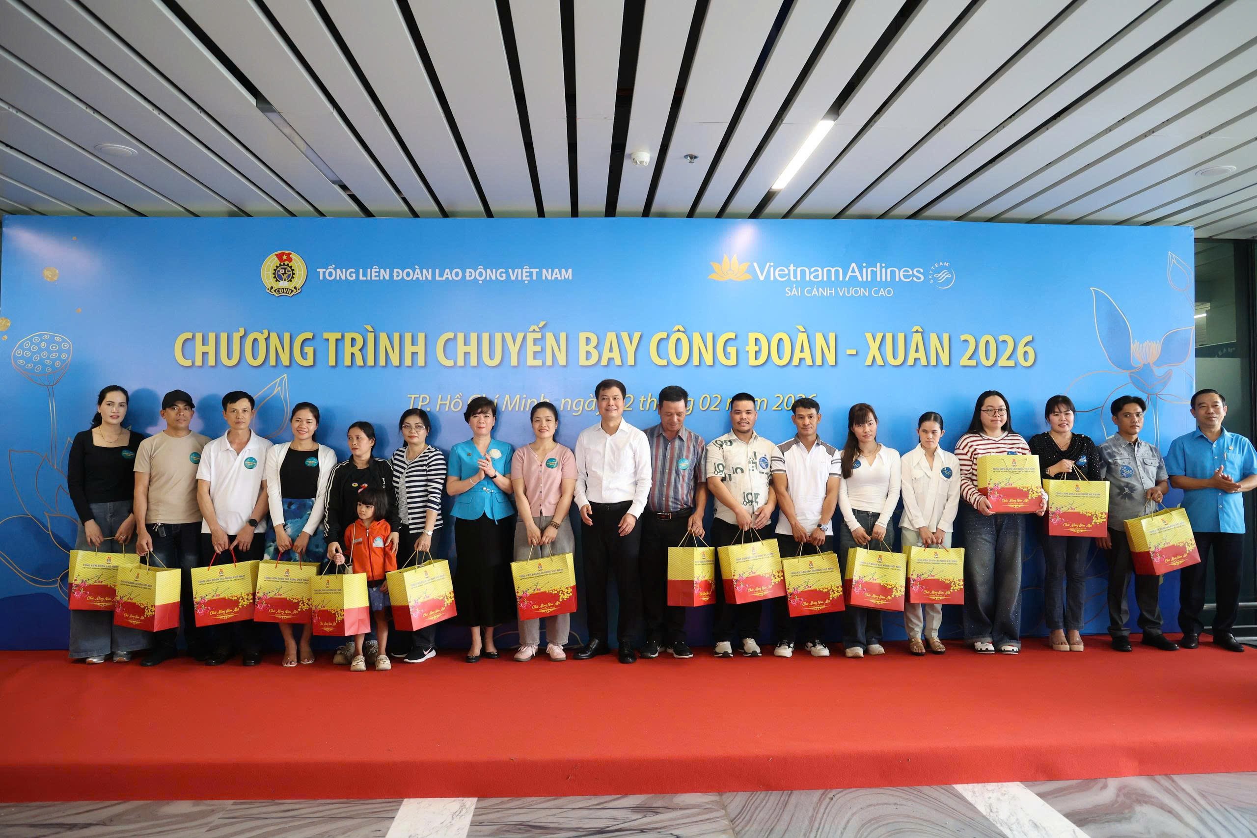 Tất cả đo&agrave;n vi&ecirc;n, người lao động đều c&oacute; Tết - Ảnh 11.