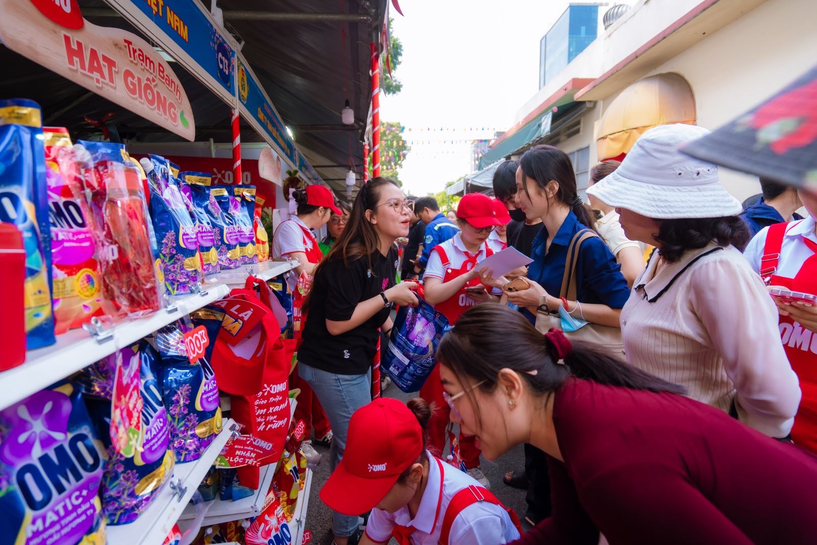 Tất cả đo&agrave;n vi&ecirc;n, người lao động đều c&oacute; Tết - Ảnh 3.