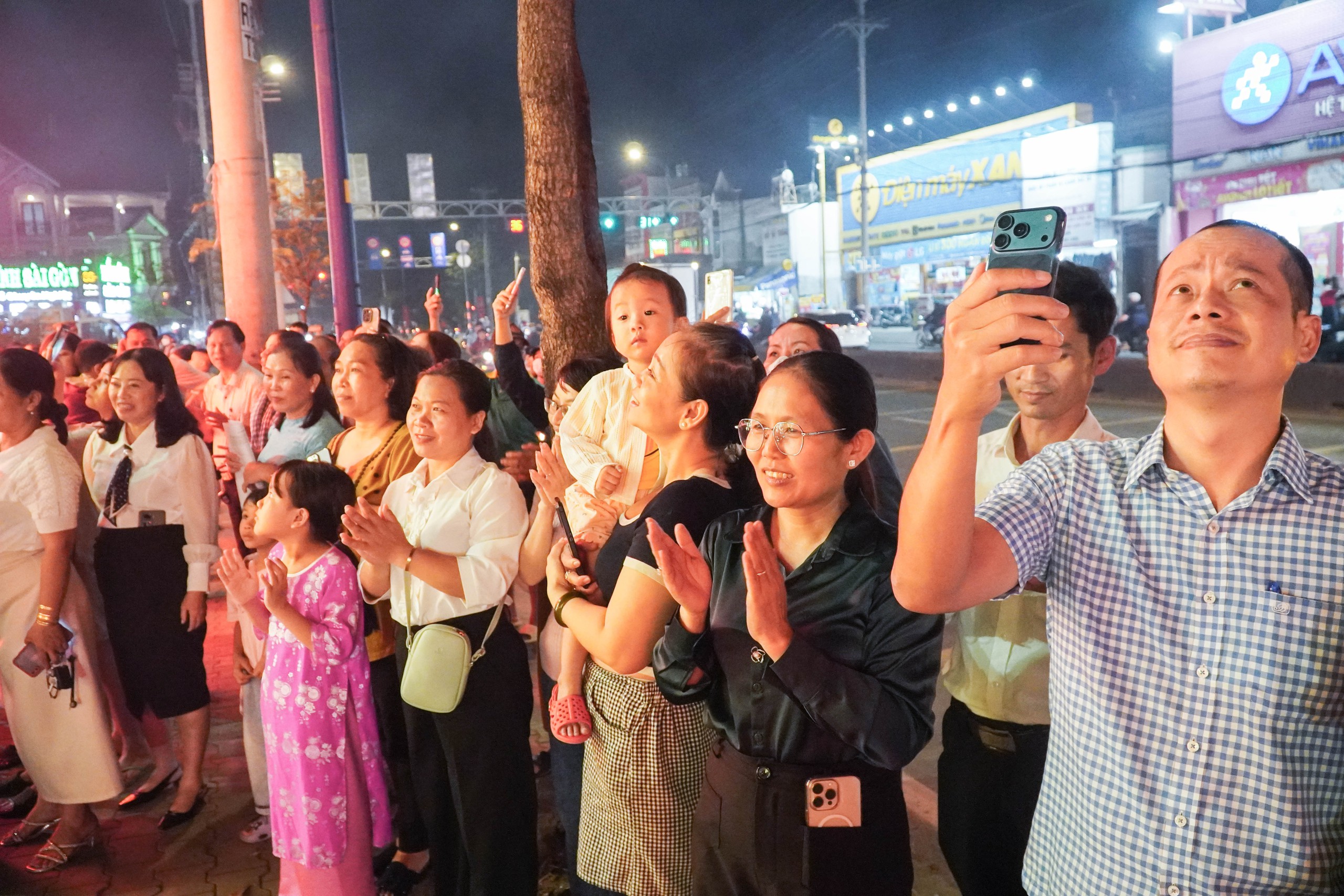 X&atilde; c&oacute; d&acirc;n số đ&ocirc;ng thứ 10 cả nước rộn r&agrave;ng khai mạc Hội hoa xu&acirc;n - Ảnh 10.