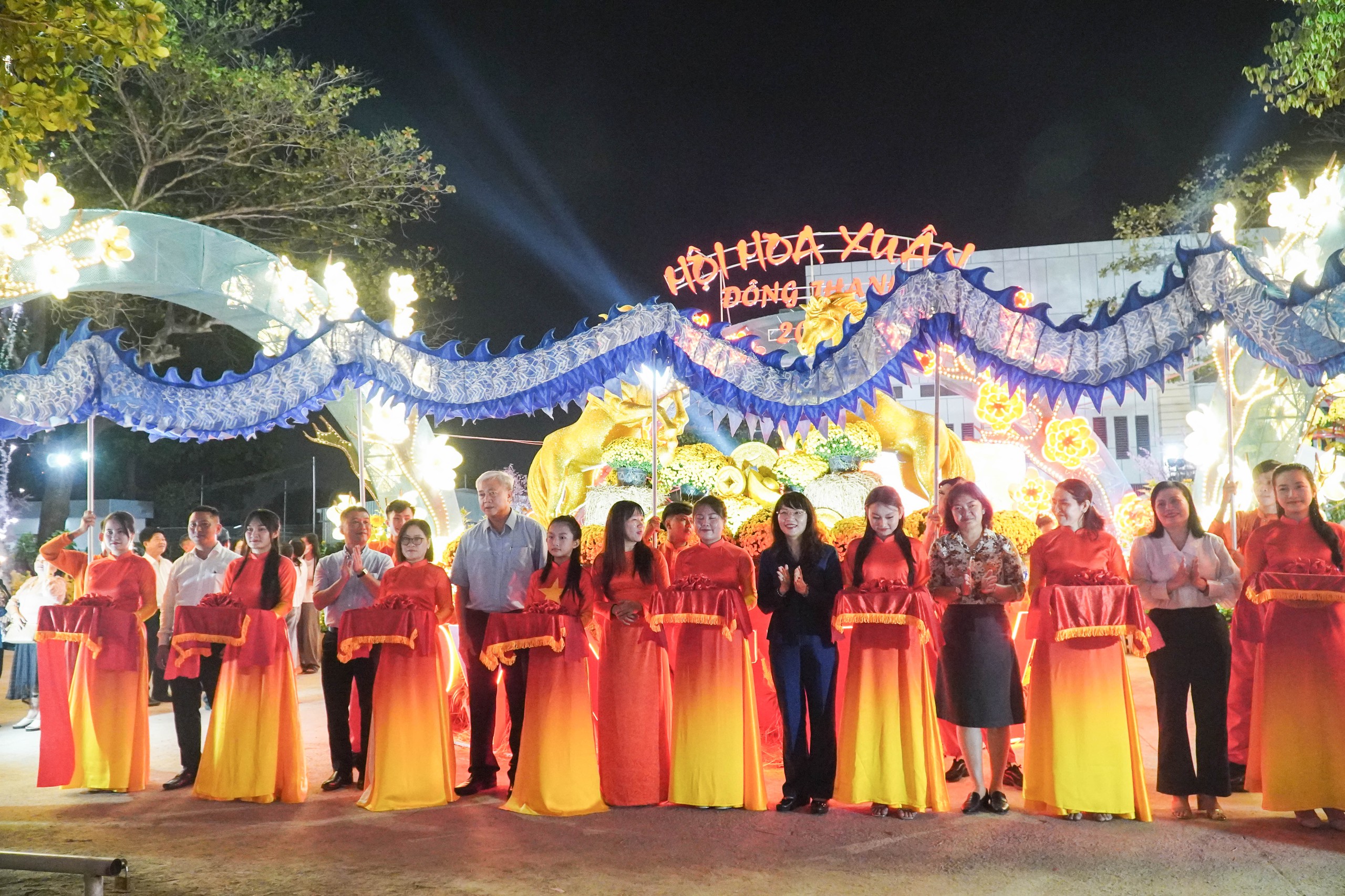 X&atilde; c&oacute; d&acirc;n số đ&ocirc;ng thứ 10 cả nước rộn r&agrave;ng khai mạc Hội hoa xu&acirc;n - Ảnh 8.