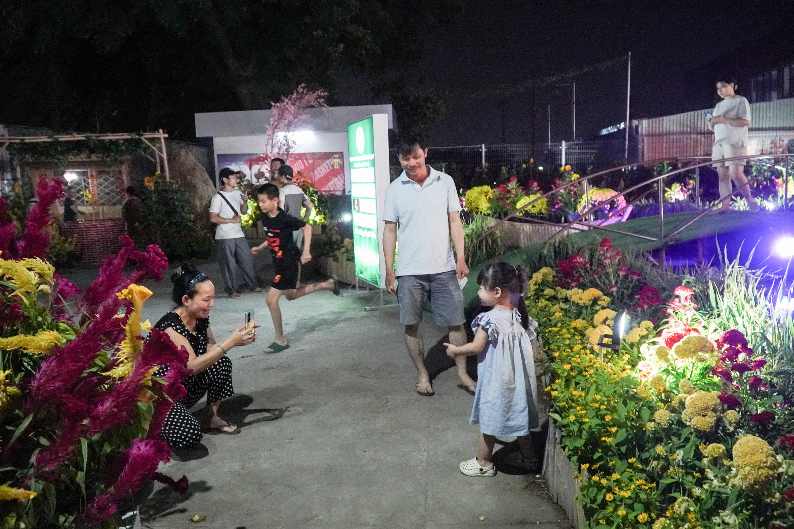 X&atilde; c&oacute; d&acirc;n số đ&ocirc;ng thứ 10 cả nước rộn r&agrave;ng khai mạc Hội hoa xu&acirc;n - Ảnh 3.