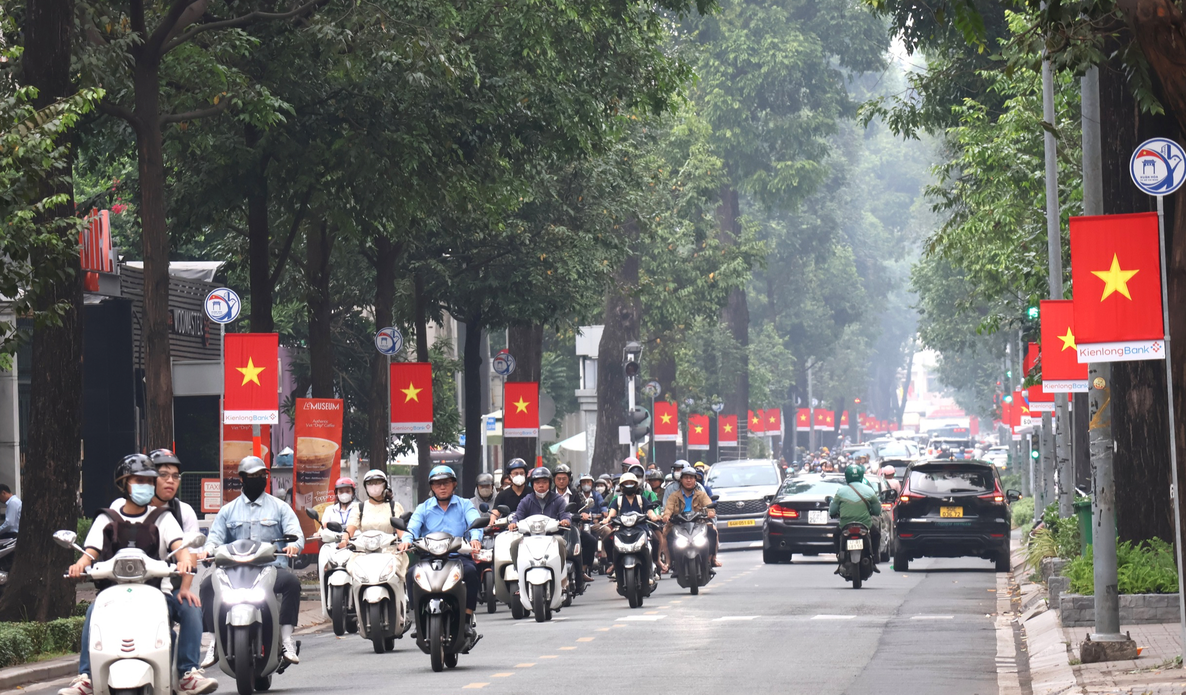 Từ đường cờ Tổ quốc đến đường hoa: Phường Xu&acirc;n H&ograve;a, TPHCM "thay &aacute;o" đ&oacute;n Xu&acirc;n - Ảnh 1.