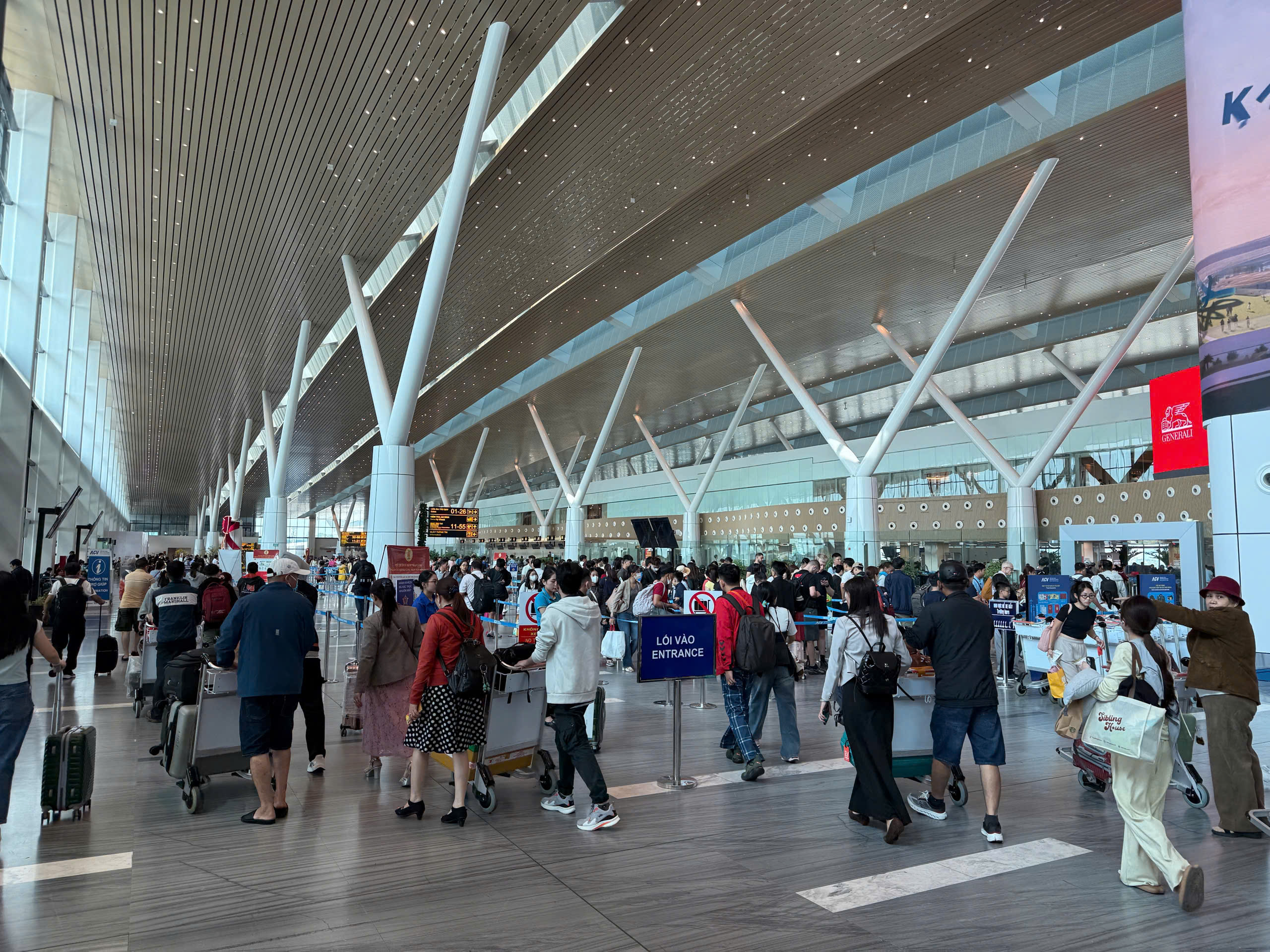 Kh&aacute;ch &ugrave;n &ugrave;n tại s&acirc;n bay T&acirc;n Sơn Nhất về qu&ecirc; dịp Tết 2026 - Ảnh 8.