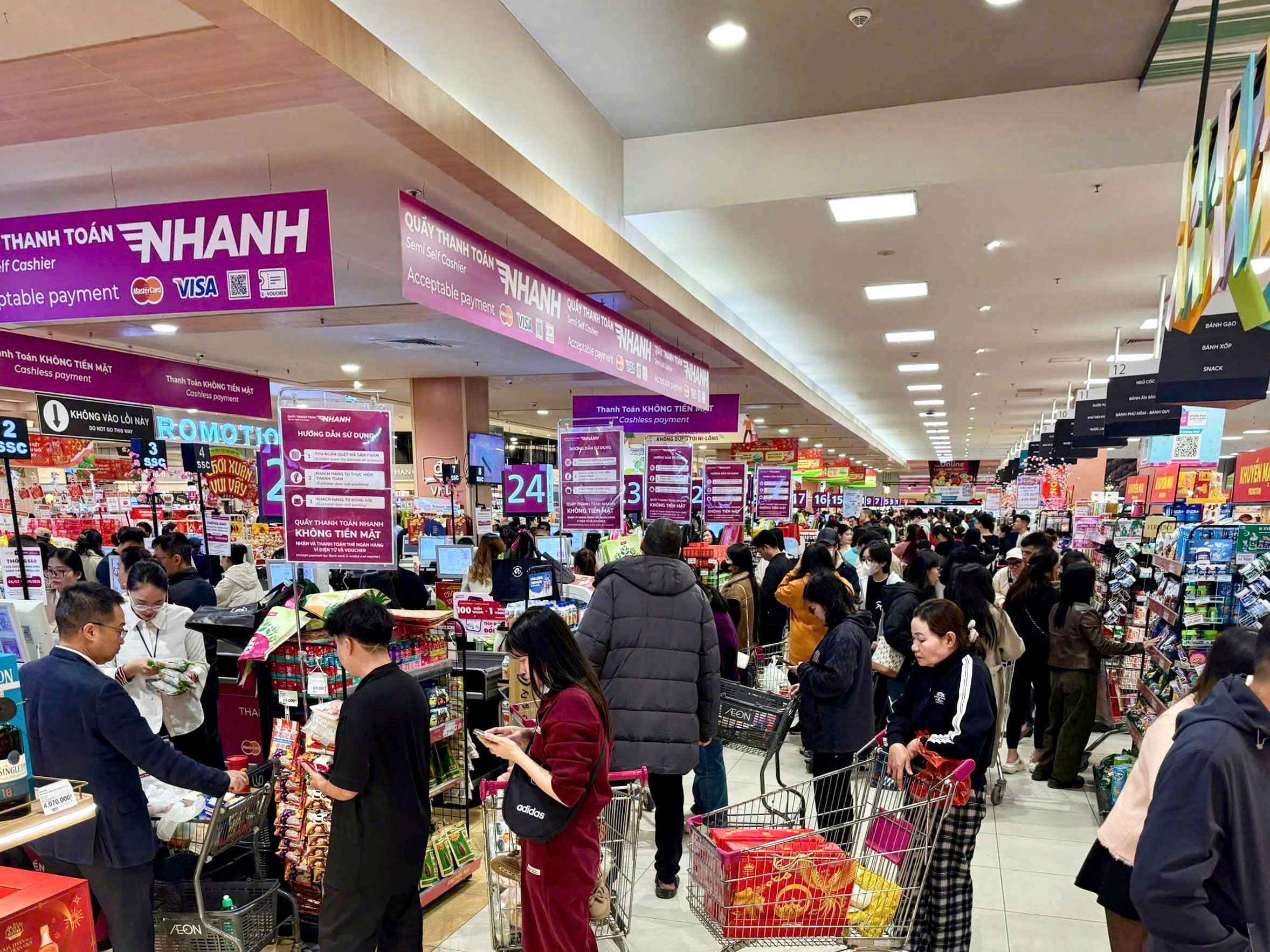 Siêu thị mở cửa xuyên Tết 2026 phục vụ nhu cầu mua sắm tăng cao - Ảnh 1.