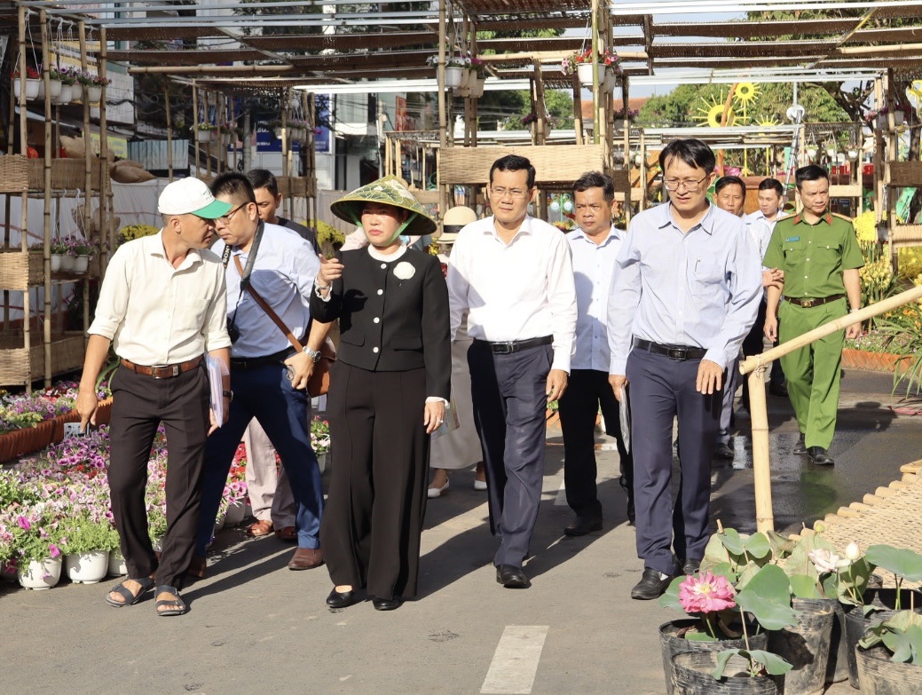 CLIP: Chi&ecirc;m ngưỡng cụm linh vật ngựa tại đường hoa nghệ thuật Cần Thơ - Ảnh 1.
