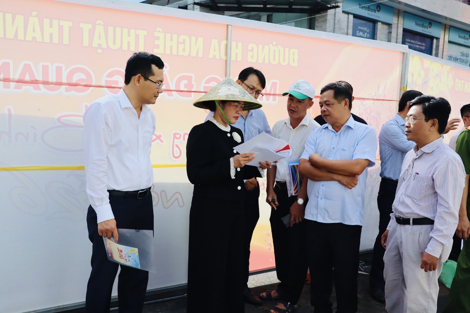 CLIP: Chi&ecirc;m ngưỡng cụm linh vật ngựa tại đường hoa nghệ thuật Cần Thơ - Ảnh 2.