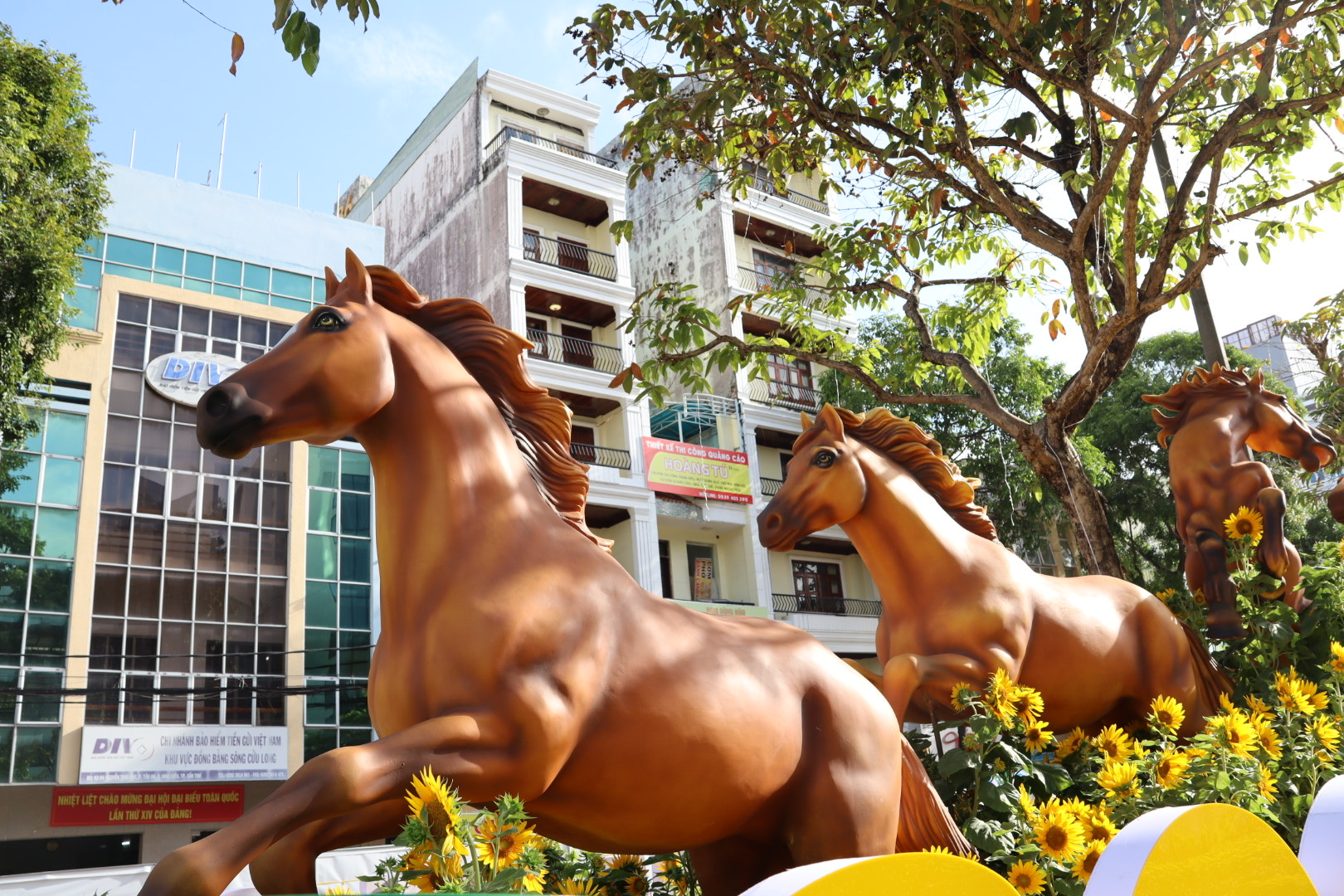 CLIP: Chi&ecirc;m ngưỡng cụm linh vật ngựa tại đường hoa nghệ thuật Cần Thơ - Ảnh 6.