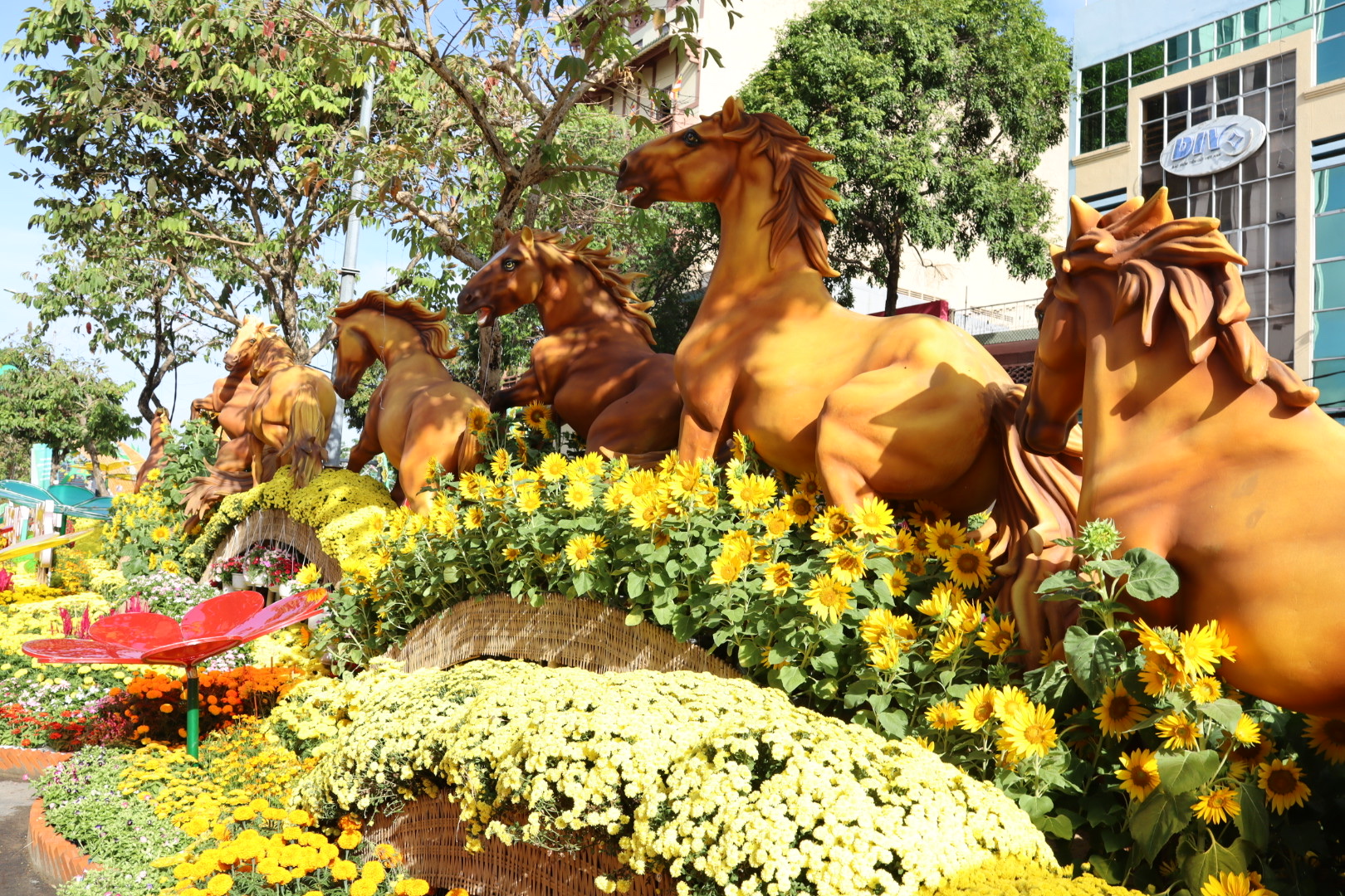 CLIP: Chi&ecirc;m ngưỡng cụm linh vật ngựa tại đường hoa nghệ thuật Cần Thơ - Ảnh 3.