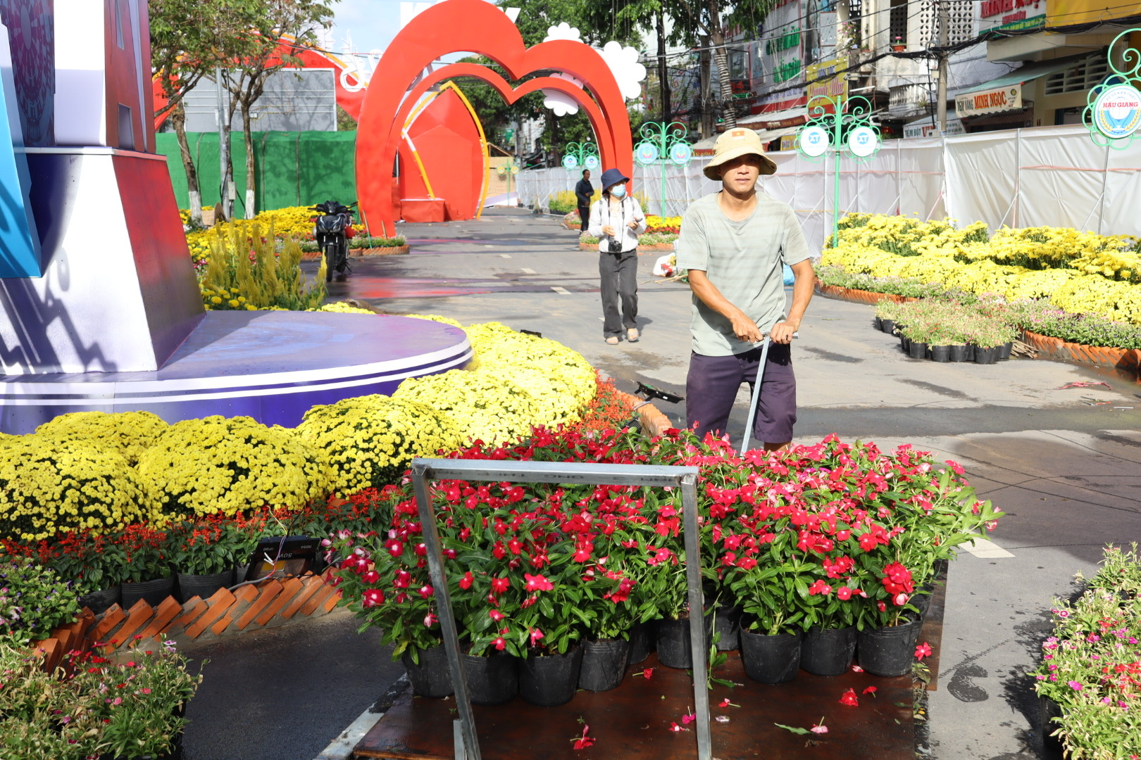 CLIP: Chi&ecirc;m ngưỡng cụm linh vật ngựa tại đường hoa nghệ thuật Cần Thơ - Ảnh 10.