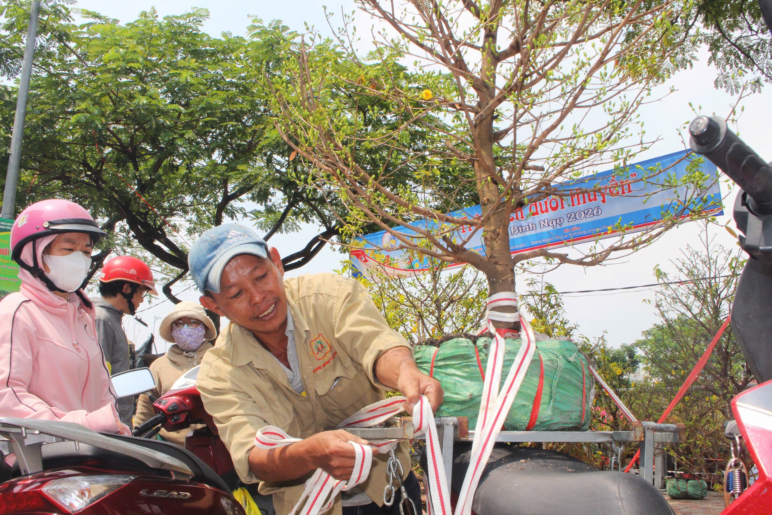Kh&ocirc;ng kh&iacute; rộn r&agrave;ng trước giờ khai mạc Chợ hoa xu&acirc;n "Tr&ecirc;n bến dưới thuyền"  - Ảnh 12.