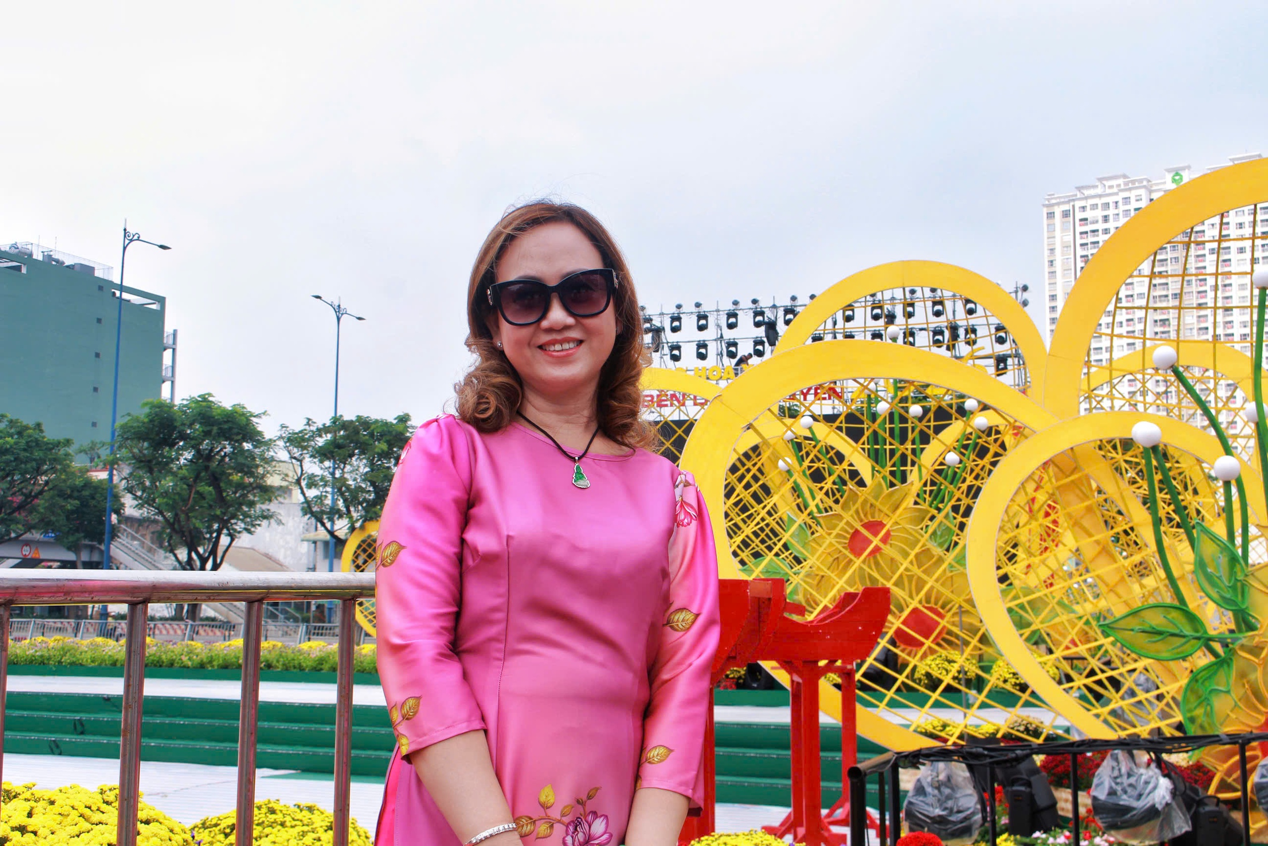 Kh&ocirc;ng kh&iacute; rộn r&agrave;ng trước giờ khai mạc Chợ hoa xu&acirc;n "Tr&ecirc;n bến dưới thuyền"  - Ảnh 10.