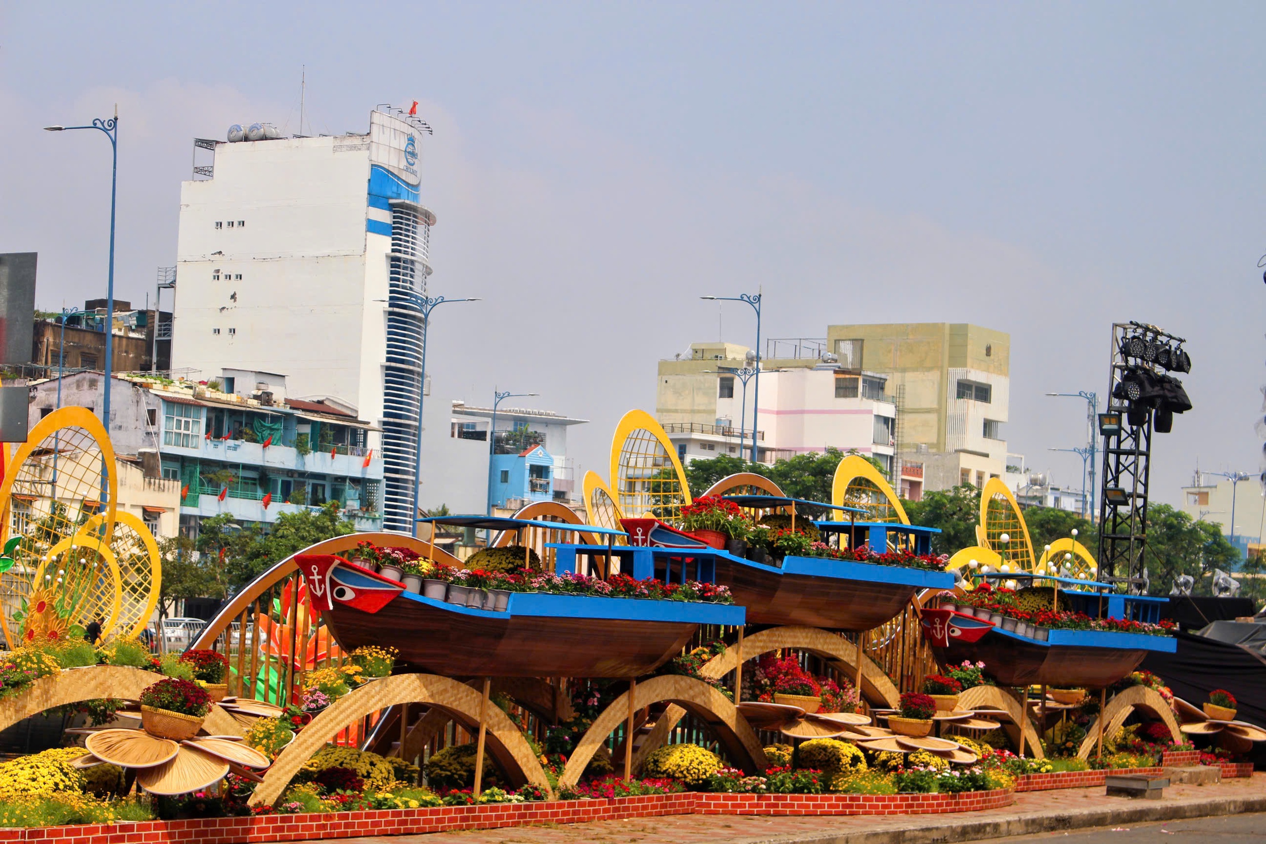 Kh&ocirc;ng kh&iacute; rộn r&agrave;ng trước giờ khai mạc Chợ hoa xu&acirc;n "Tr&ecirc;n bến dưới thuyền"  - Ảnh 2.