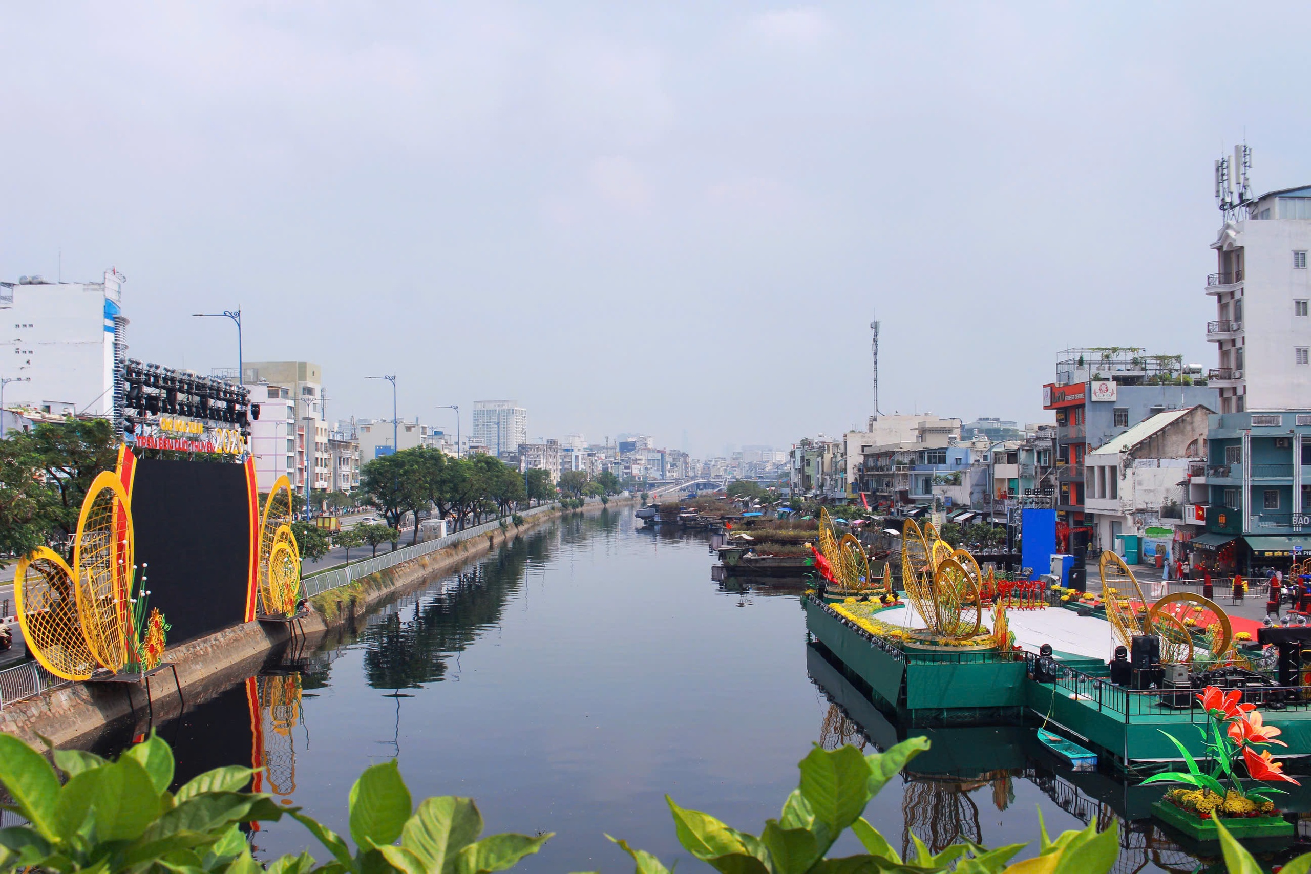 Kh&ocirc;ng kh&iacute; rộn r&agrave;ng trước giờ khai mạc Chợ hoa xu&acirc;n "Tr&ecirc;n bến dưới thuyền"  - Ảnh 4.