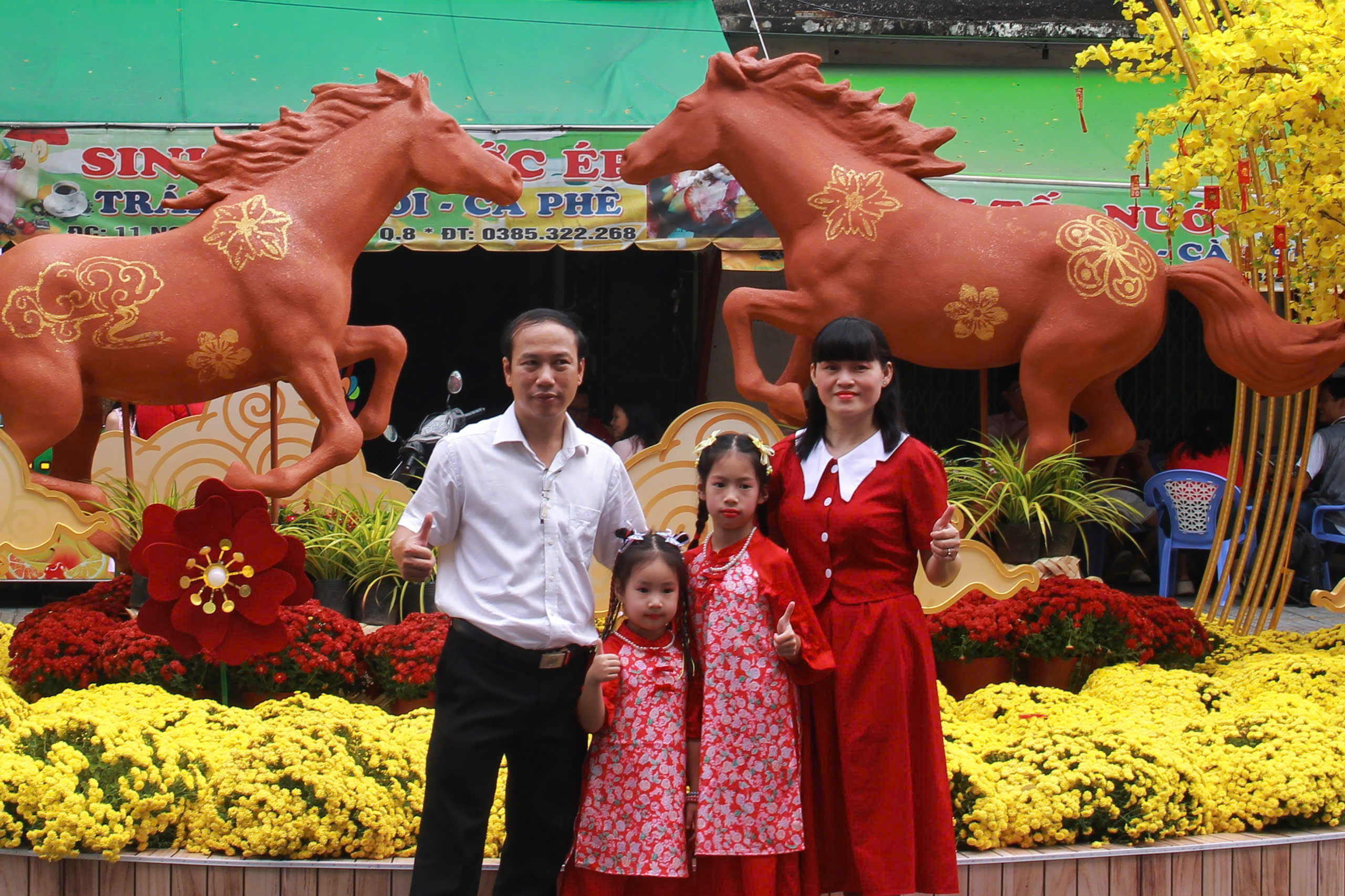 Kh&ocirc;ng kh&iacute; rộn r&agrave;ng trước giờ khai mạc Chợ hoa xu&acirc;n "Tr&ecirc;n bến dưới thuyền"  - Ảnh 7.