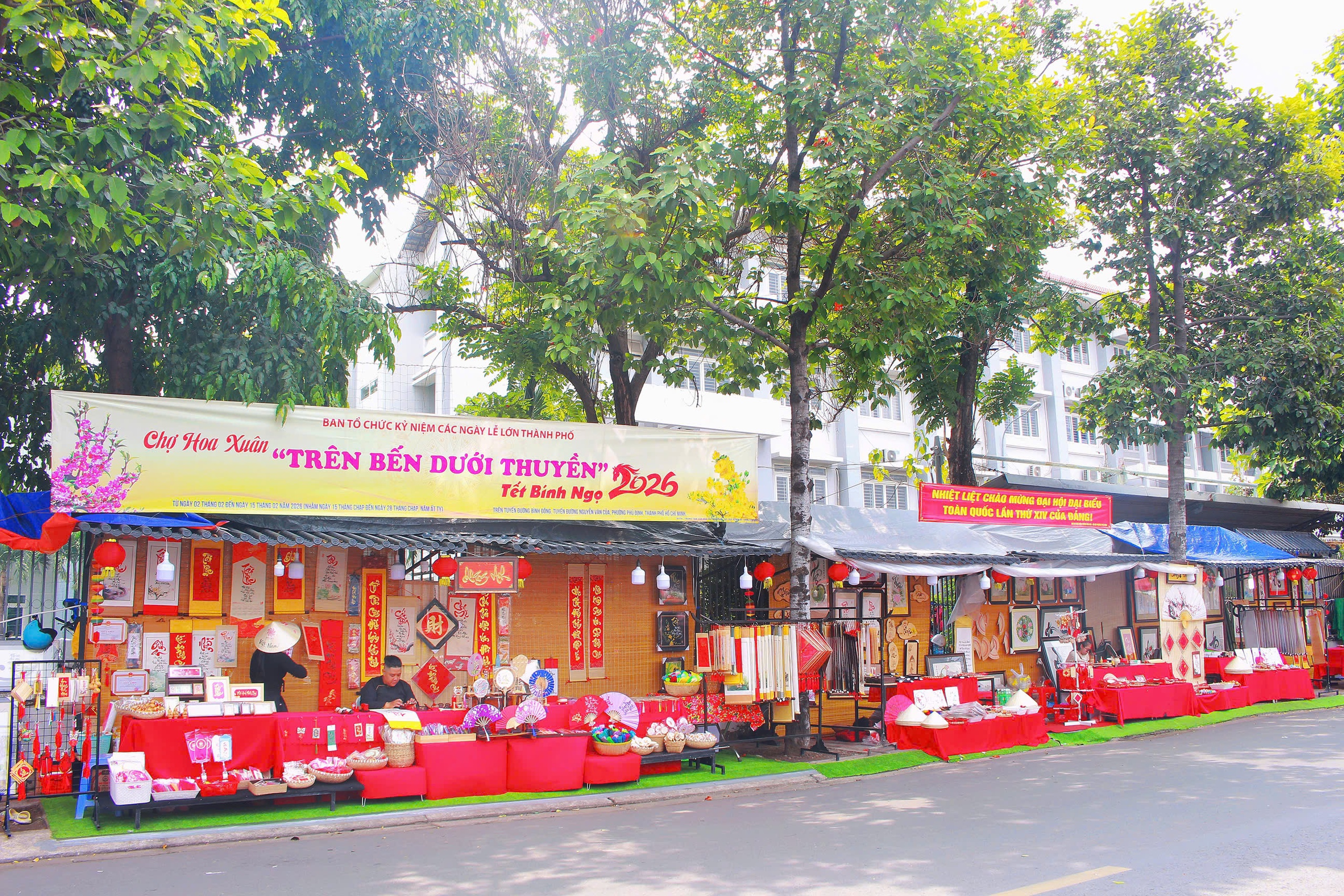 Kh&ocirc;ng kh&iacute; rộn r&agrave;ng trước giờ khai mạc Chợ hoa xu&acirc;n "Tr&ecirc;n bến dưới thuyền"  - Ảnh 13.