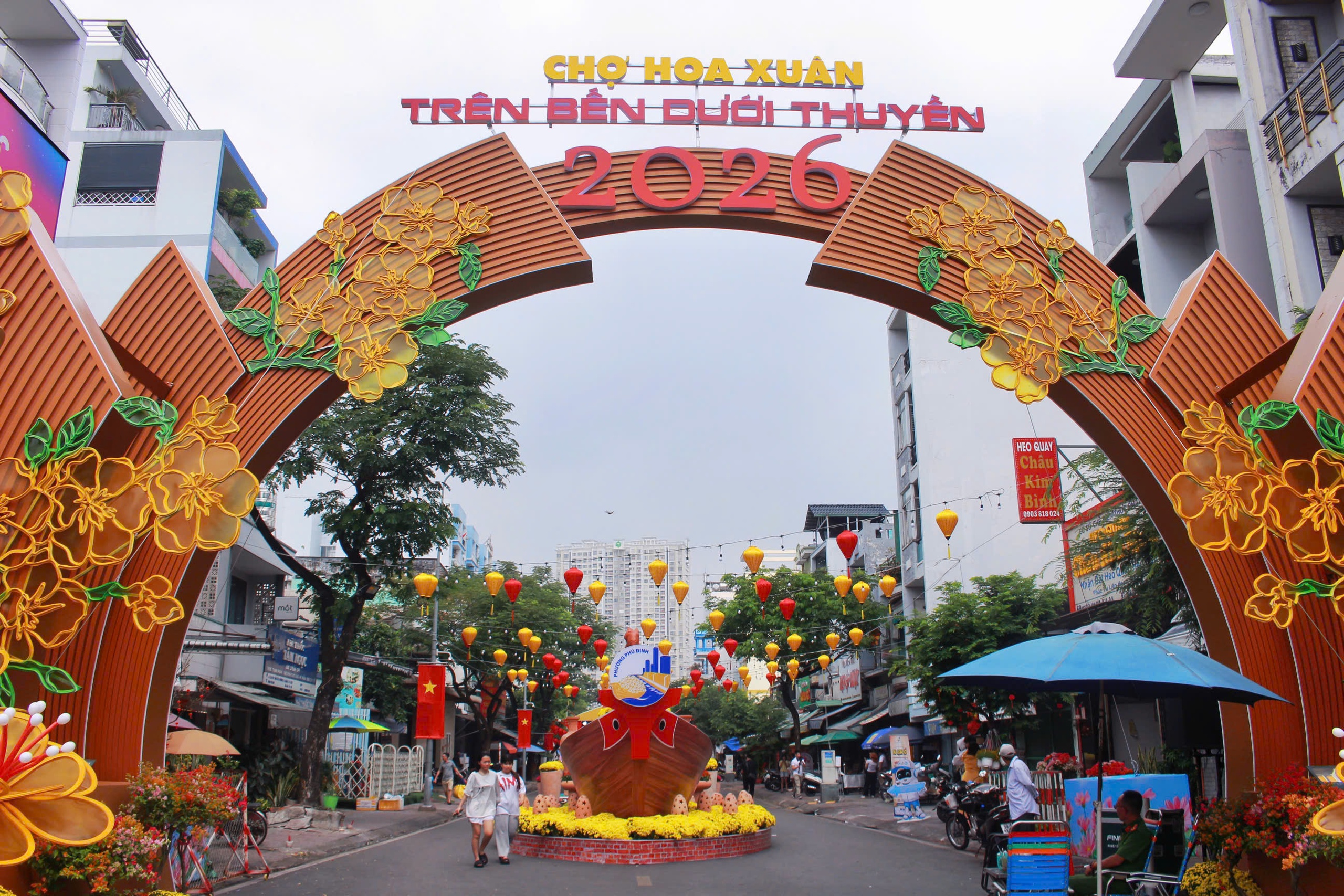 Kh&ocirc;ng kh&iacute; rộn r&agrave;ng trước giờ khai mạc Chợ hoa xu&acirc;n "Tr&ecirc;n bến dưới thuyền"  - Ảnh 15.