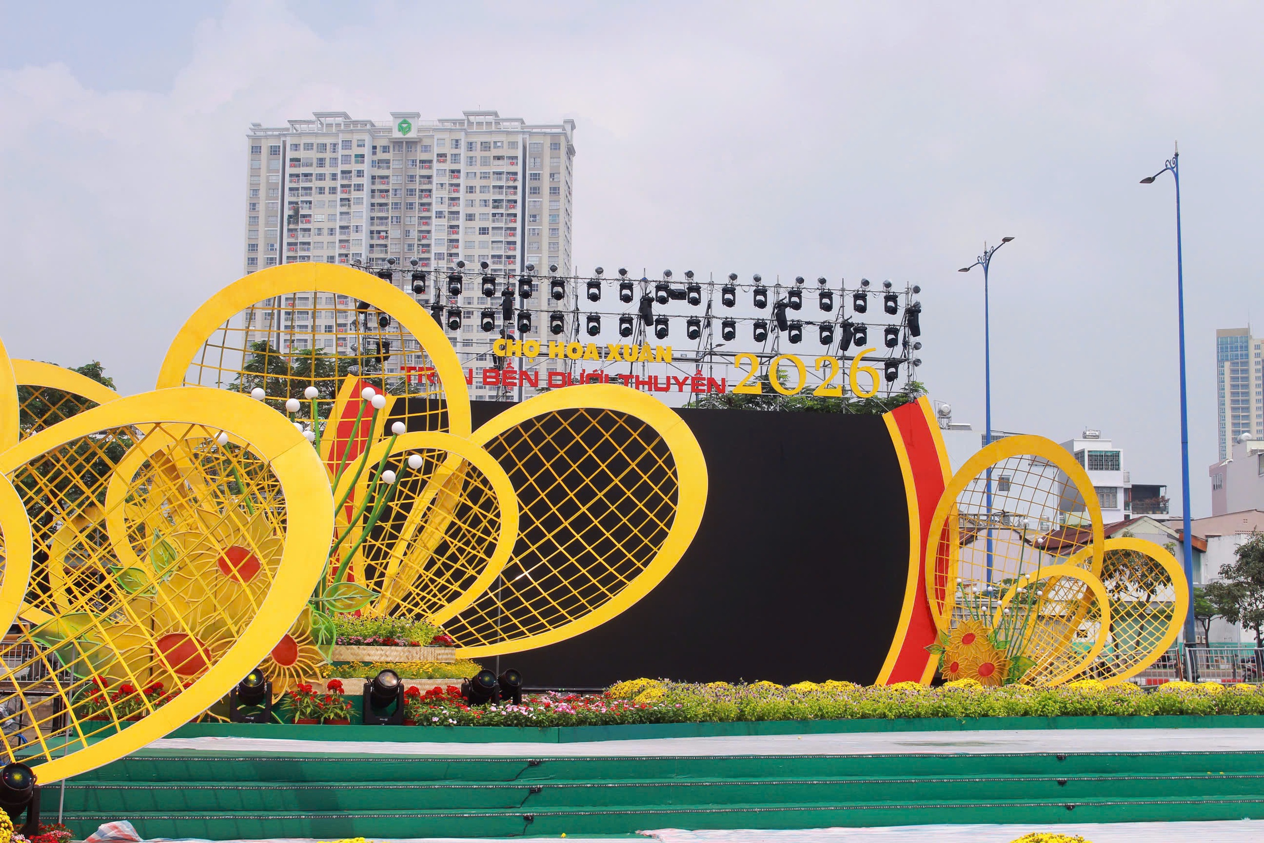 Kh&ocirc;ng kh&iacute; rộn r&agrave;ng trước giờ khai mạc Chợ hoa xu&acirc;n "Tr&ecirc;n bến dưới thuyền"  - Ảnh 1.