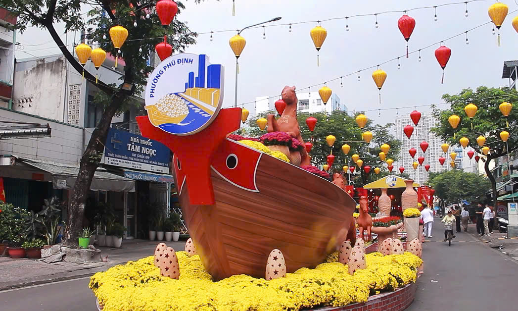 Kh&ocirc;ng kh&iacute; rộn r&agrave;ng trước giờ khai mạc Chợ hoa xu&acirc;n "Tr&ecirc;n bến dưới thuyền"  - Ảnh 5.