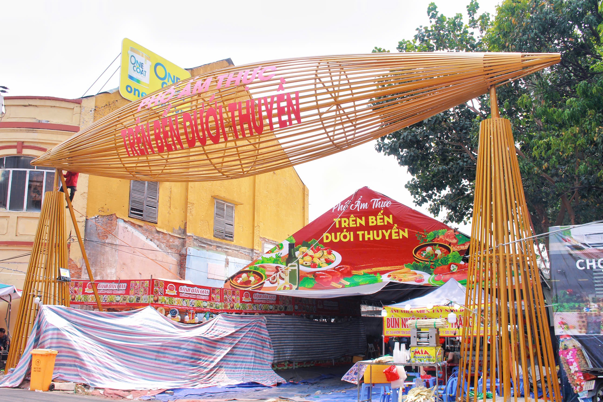 Kh&ocirc;ng kh&iacute; rộn r&agrave;ng trước giờ khai mạc Chợ hoa xu&acirc;n "Tr&ecirc;n bến dưới thuyền"  - Ảnh 14.