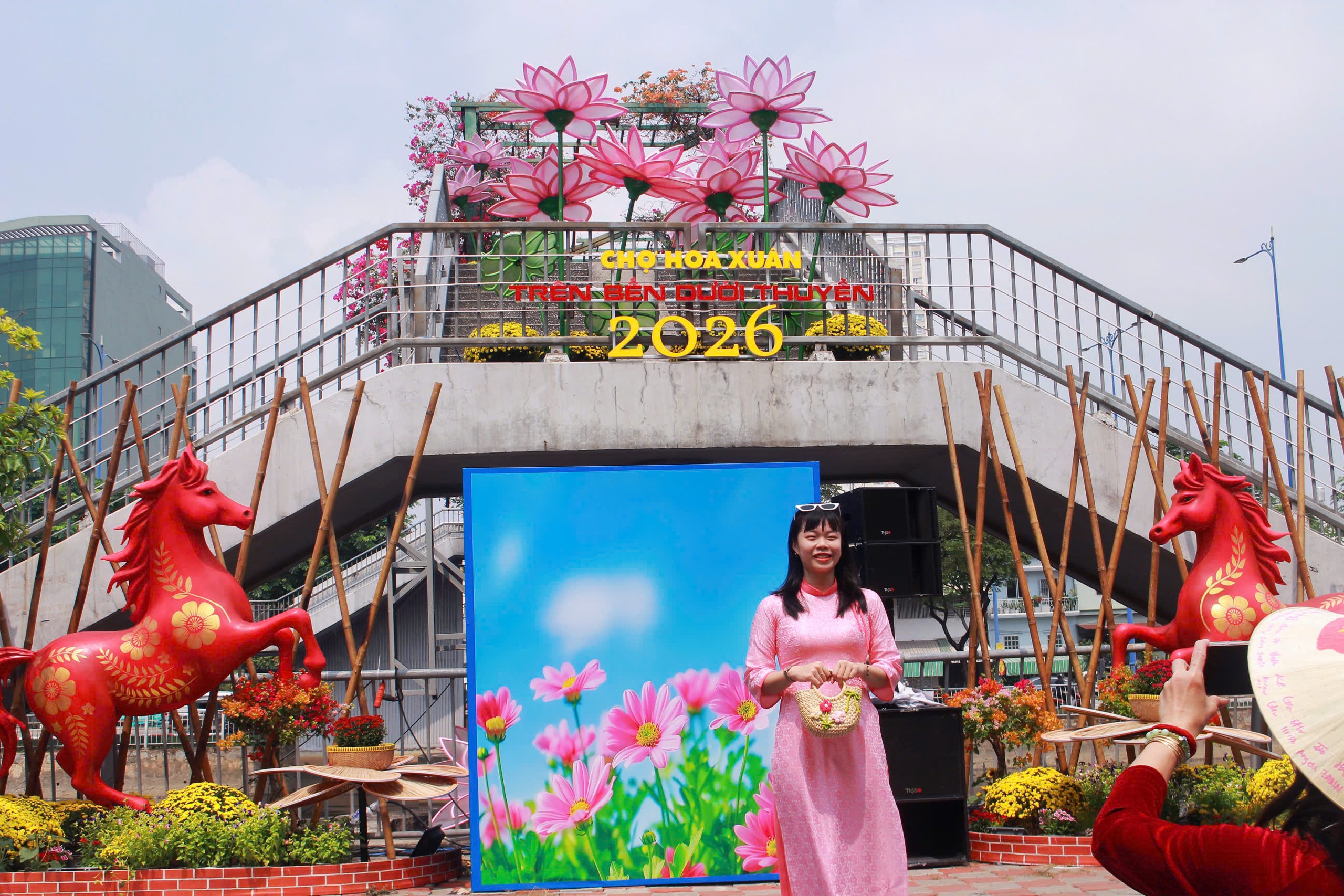 Kh&ocirc;ng kh&iacute; rộn r&agrave;ng trước giờ khai mạc Chợ hoa xu&acirc;n "Tr&ecirc;n bến dưới thuyền"  - Ảnh 9.