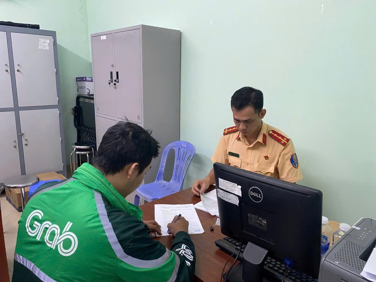 Xử phạt tài khoản Tik Tok đăng clip sai sự thật về CSGT TPHCM - Ảnh 1.