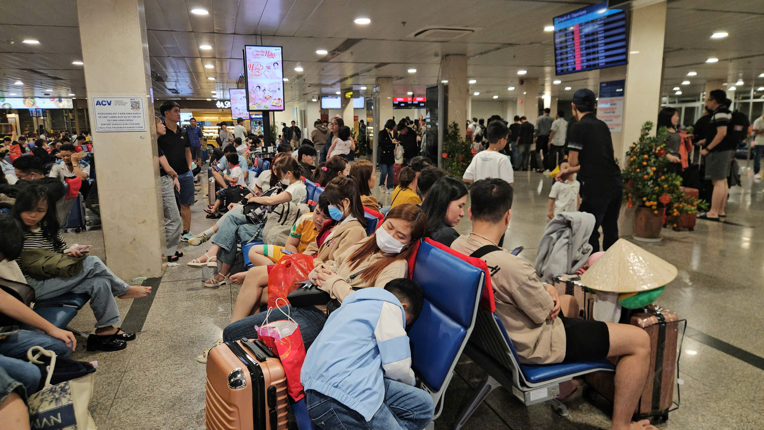 Kh&aacute;ch &ugrave;n &ugrave;n tại s&acirc;n bay T&acirc;n Sơn Nhất về qu&ecirc; dịp Tết 2026 - Ảnh 6.