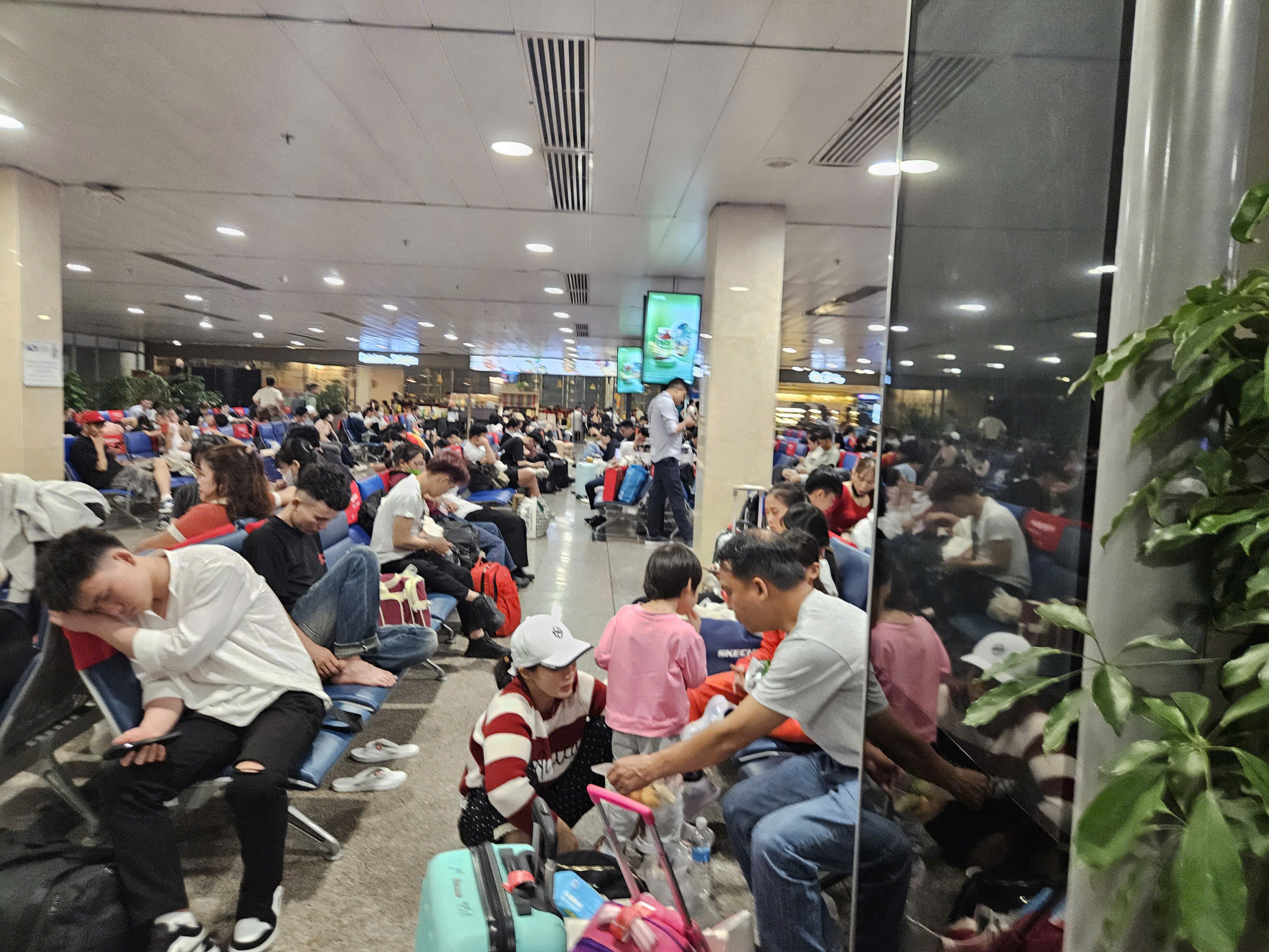 Kh&aacute;ch &ugrave;n &ugrave;n tại s&acirc;n bay T&acirc;n Sơn Nhất về qu&ecirc; dịp Tết 2026 - Ảnh 5.