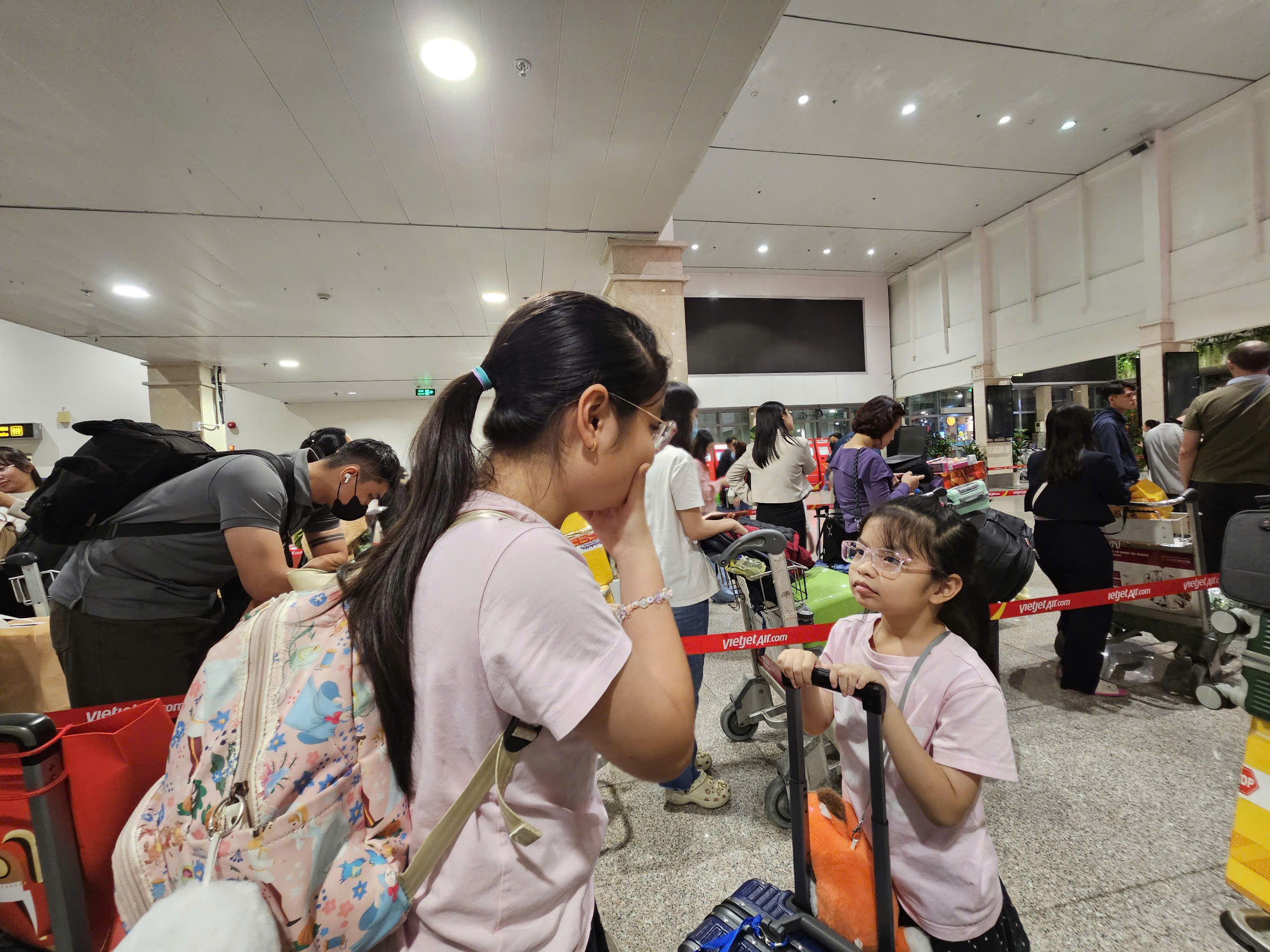 Kh&aacute;ch &ugrave;n &ugrave;n tại s&acirc;n bay T&acirc;n Sơn Nhất về qu&ecirc; dịp Tết 2026 - Ảnh 4.