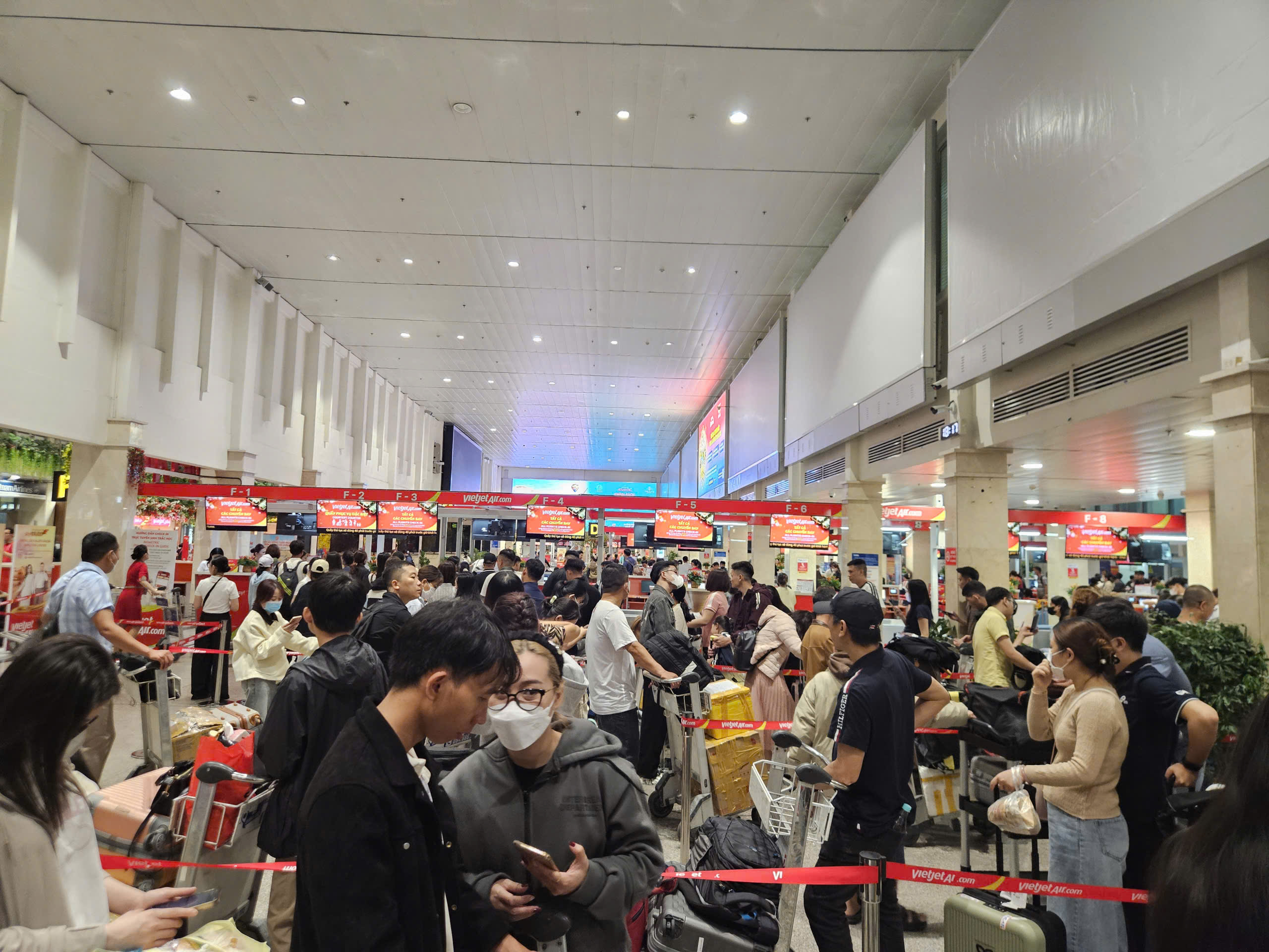Kh&aacute;ch &ugrave;n &ugrave;n tại s&acirc;n bay T&acirc;n Sơn Nhất về qu&ecirc; dịp Tết 2026 - Ảnh 2.
