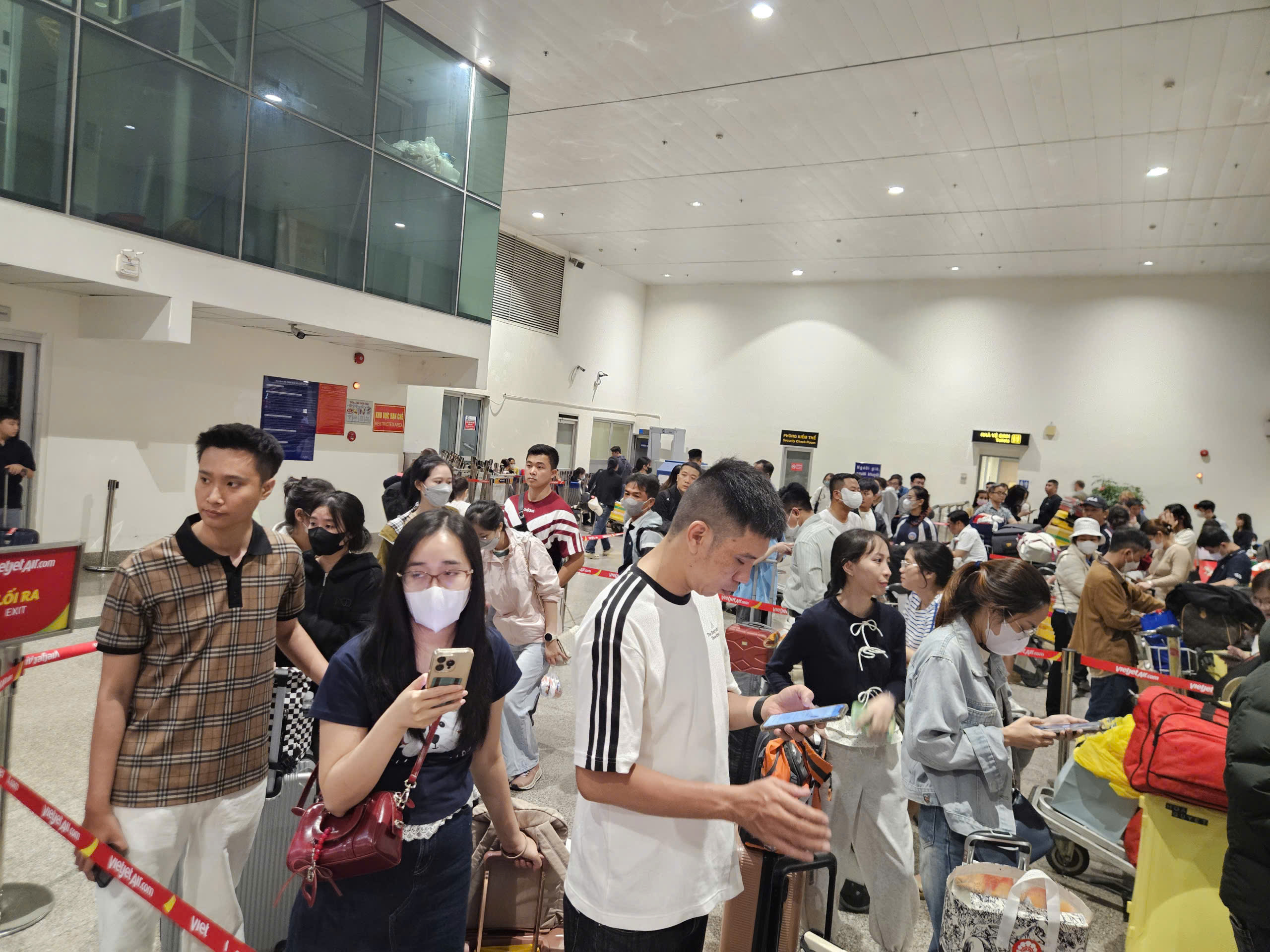 Kh&aacute;ch &ugrave;n &ugrave;n tại s&acirc;n bay T&acirc;n Sơn Nhất về qu&ecirc; dịp Tết 2026 - Ảnh 3.