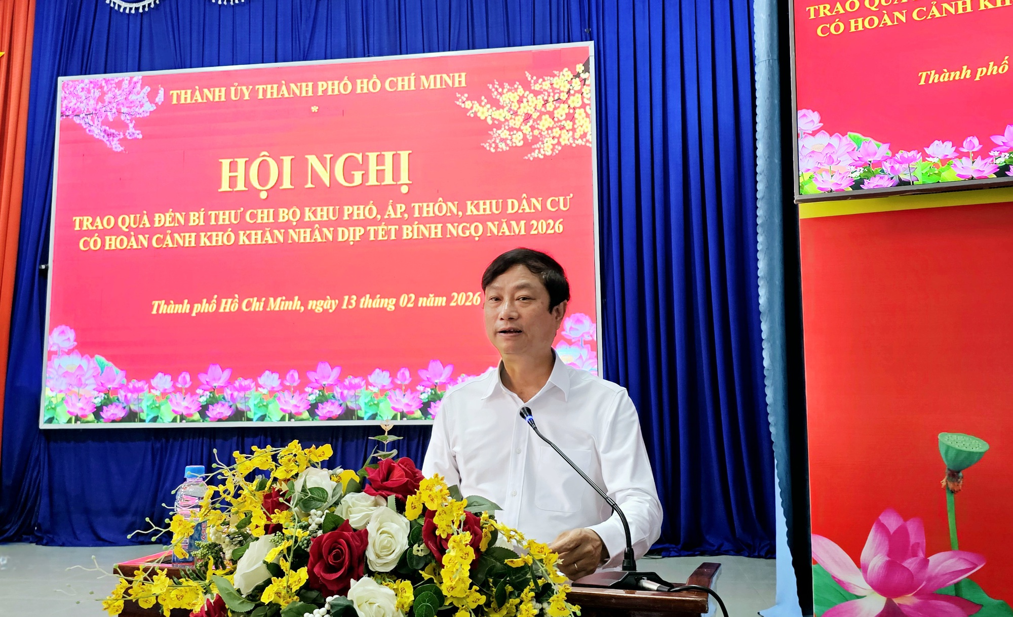 Phó Bí thư thành ủy TPHCM tặng quà Tết cho Bí thư chi bộ khu vực Bình Dương - Ảnh 5.