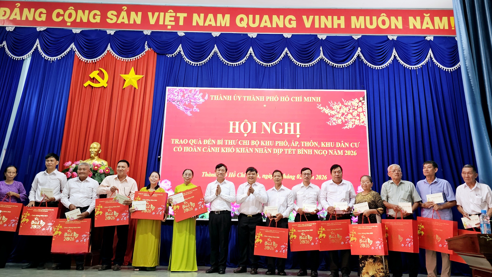 Phó Bí thư thành ủy TPHCM tặng quà Tết cho Bí thư chi bộ khu vực Bình Dương - Ảnh 3.