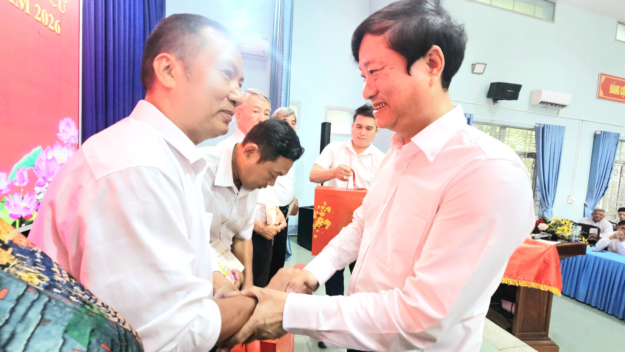 Phó Bí thư thành ủy TPHCM tặng quà Tết cho Bí thư chi bộ khu vực Bình Dương - Ảnh 2.