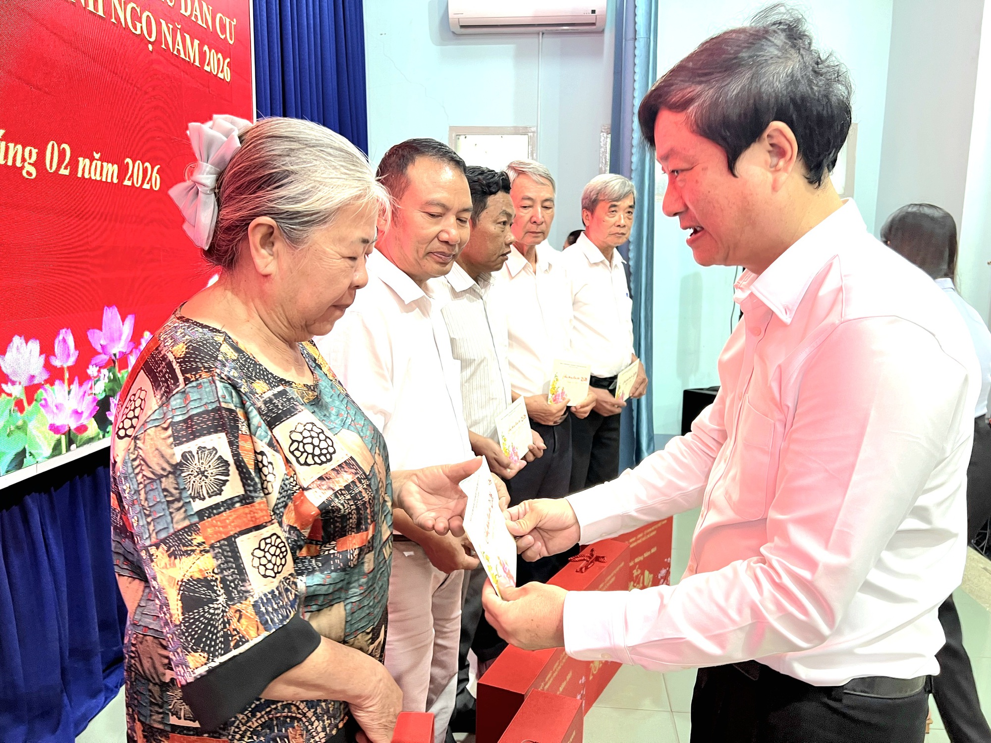 Phó Bí thư thành ủy TPHCM tặng quà Tết cho Bí thư chi bộ khu vực Bình Dương - Ảnh 1.