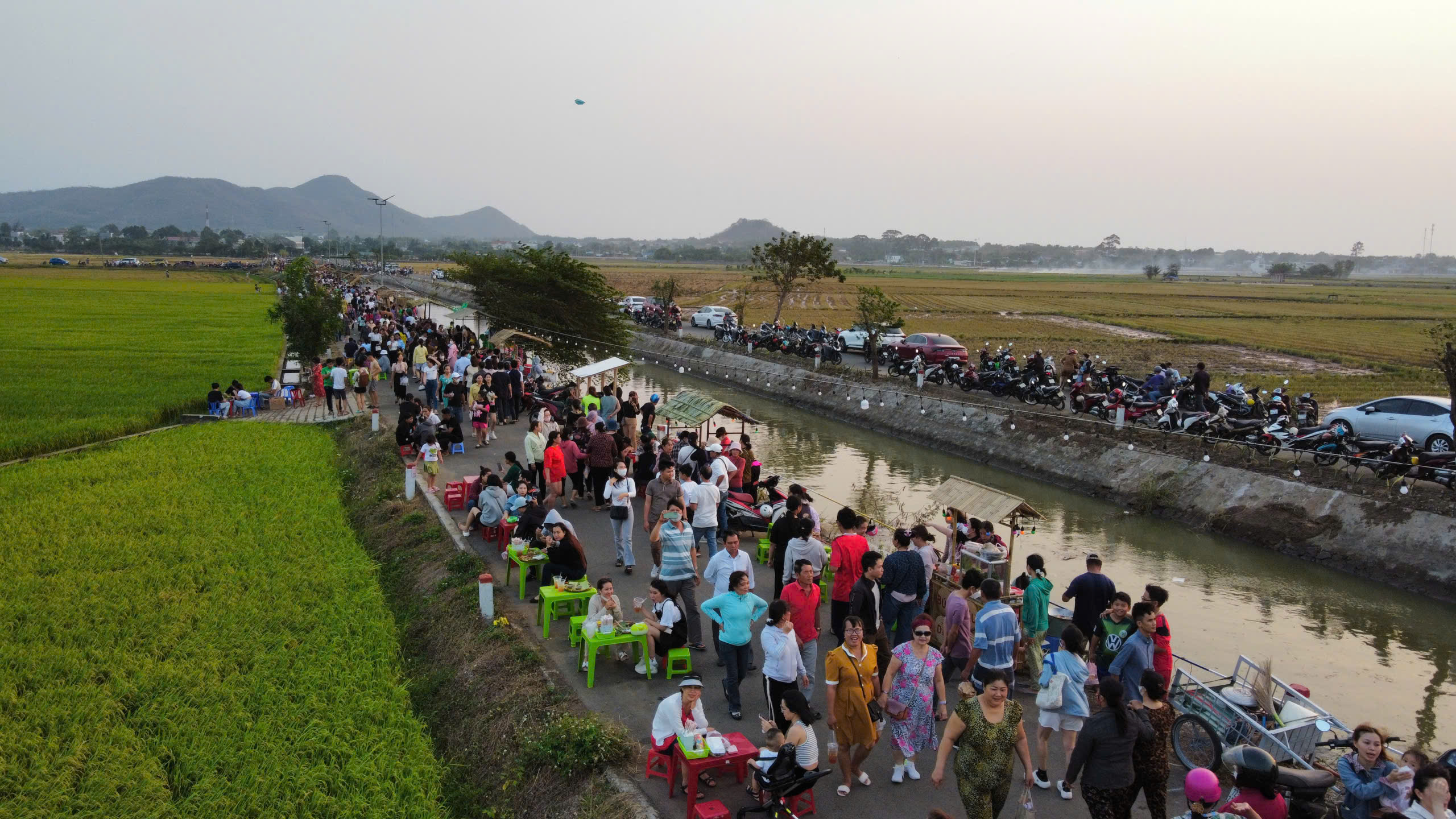 Chợ qu&ecirc; An Nhứt rộn r&agrave;ng giữa đồng l&uacute;a ng&agrave;y gi&aacute;p Tết - Ảnh 6.