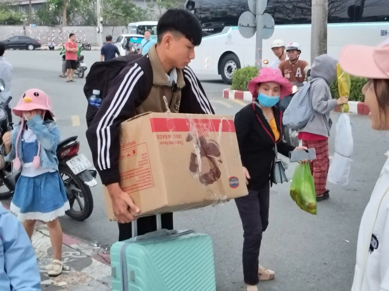 T&acirc;y Ninh: 45 chuyến xe miễn ph&iacute; đưa gần 2.000 người về qu&ecirc; đ&oacute;n Tết - Ảnh 2.