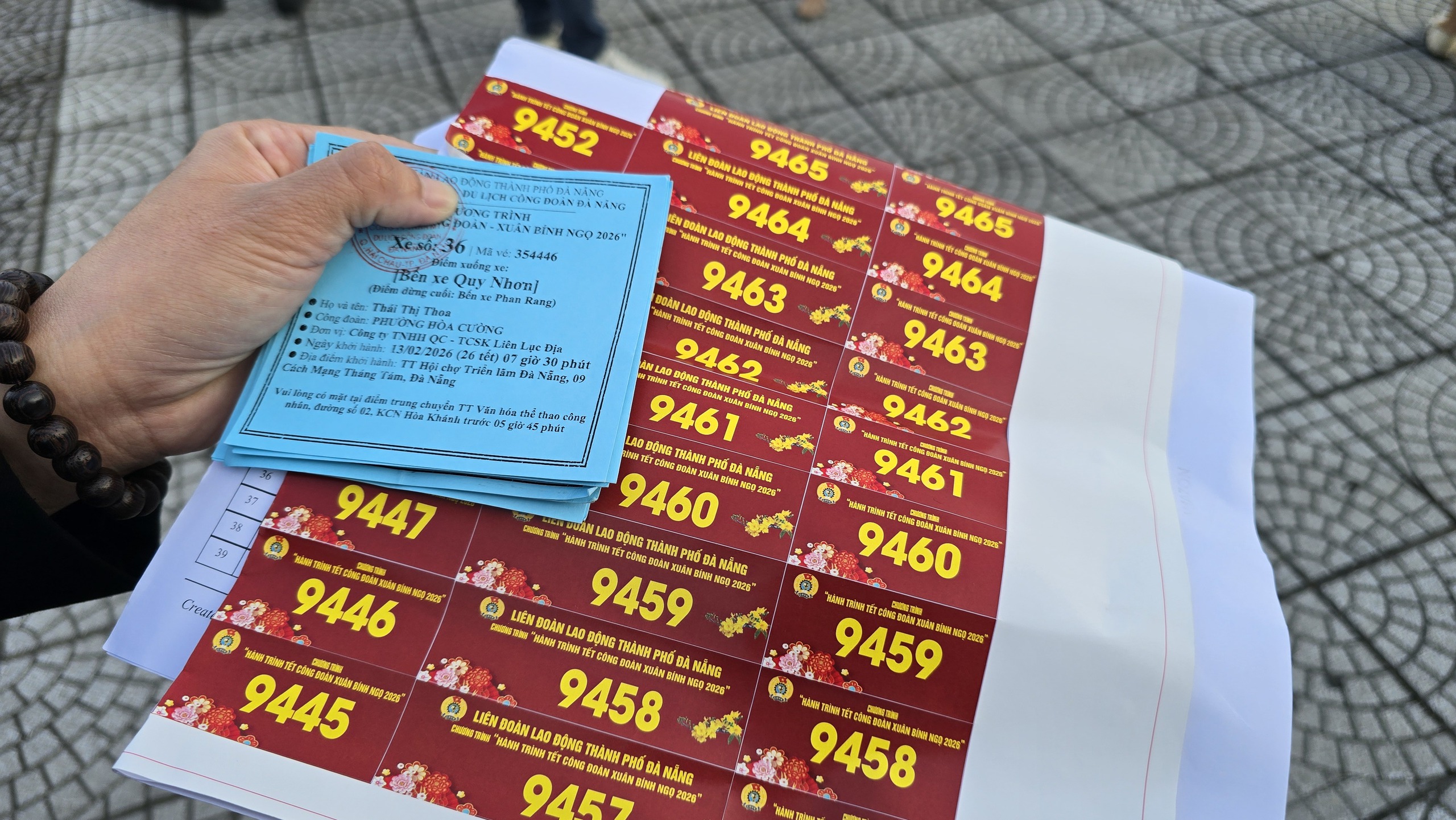 7 giờ s&aacute;ng, Chuyến xe C&ocirc;ng đo&agrave;n đưa gần 4.000 c&ocirc;ng nh&acirc;n rời Đ&agrave; Nẵng về qu&ecirc; đ&oacute;n Tết - Ảnh 4.