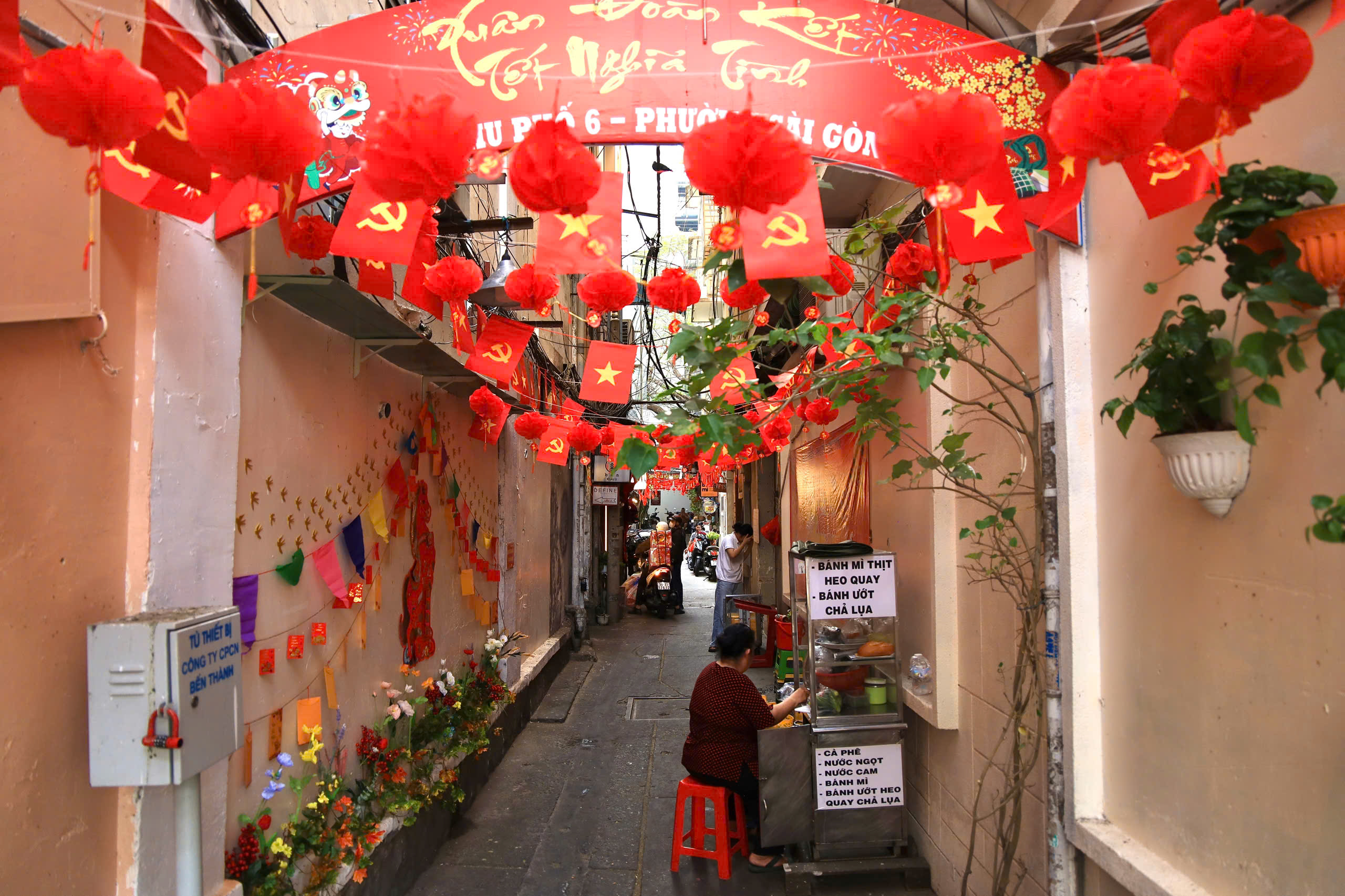 Hơi thở Tết trong hẻm nhỏ tại TPHCM  - Ảnh 4.
