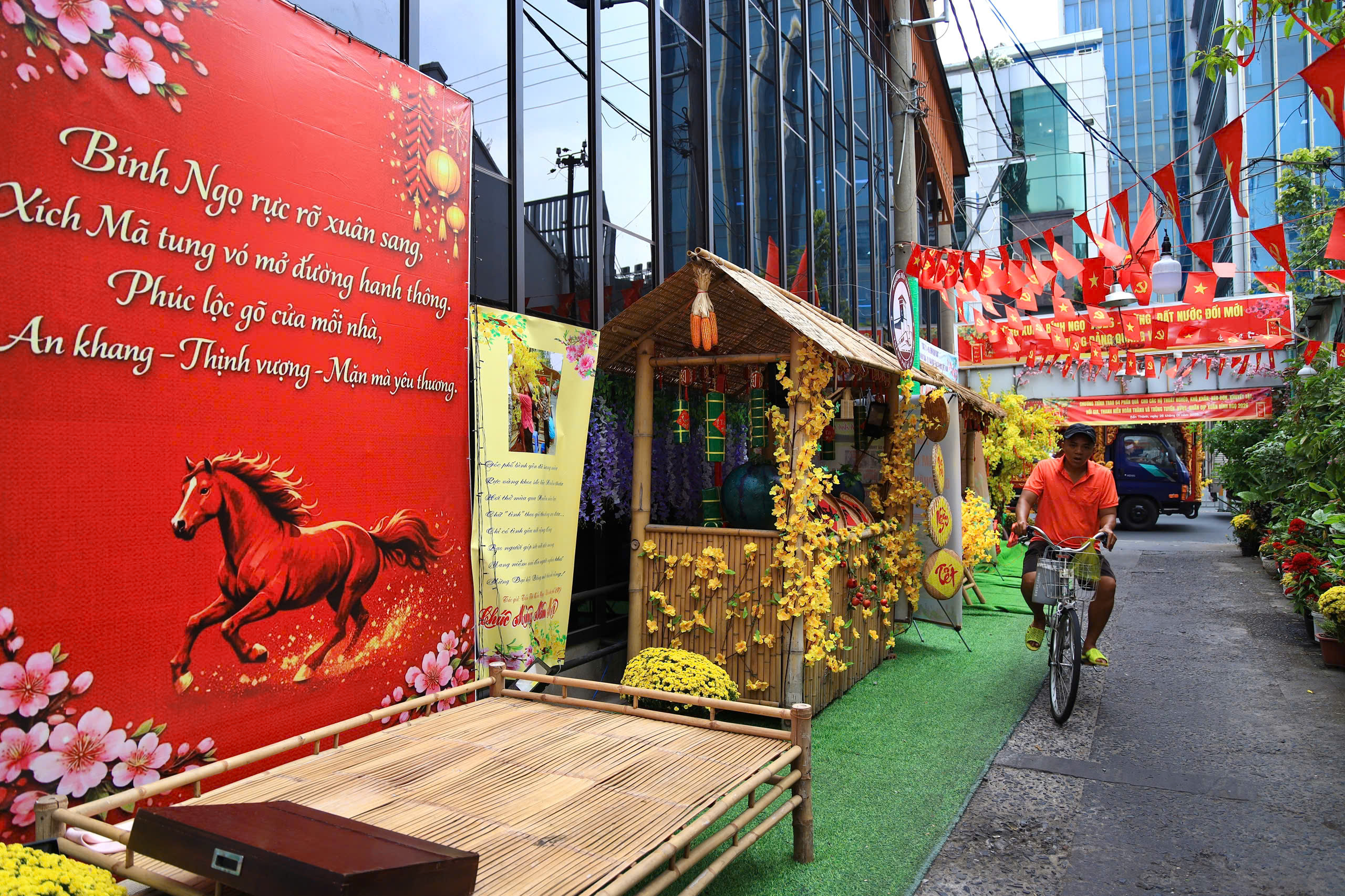 Hơi thở Tết trong hẻm nhỏ tại TPHCM  - Ảnh 6.