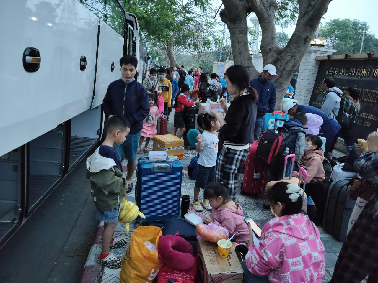 T&acirc;y Ninh: 45 chuyến xe miễn ph&iacute; đưa gần 2.000 người về qu&ecirc; đ&oacute;n Tết - Ảnh 3.