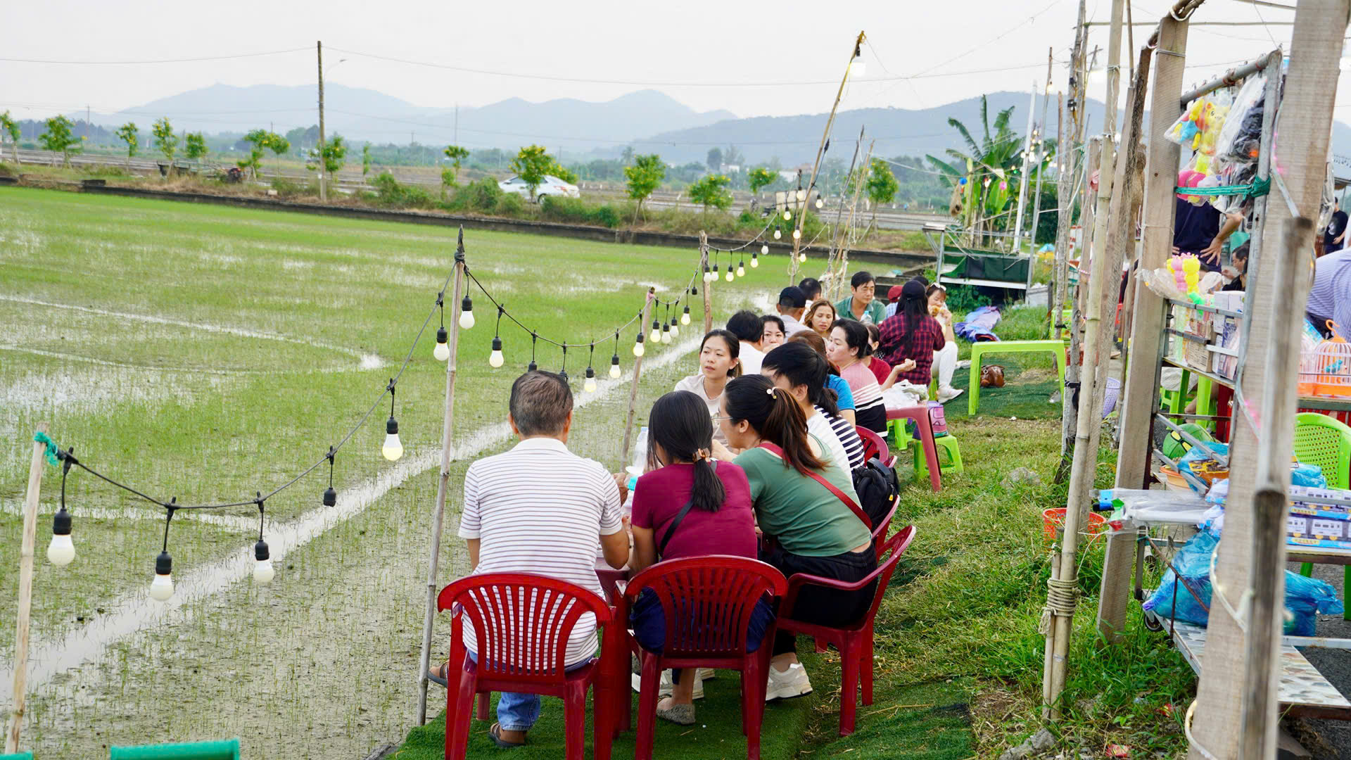 Chợ qu&ecirc; An Nhứt rộn r&agrave;ng giữa đồng l&uacute;a ng&agrave;y gi&aacute;p Tết - Ảnh 8.