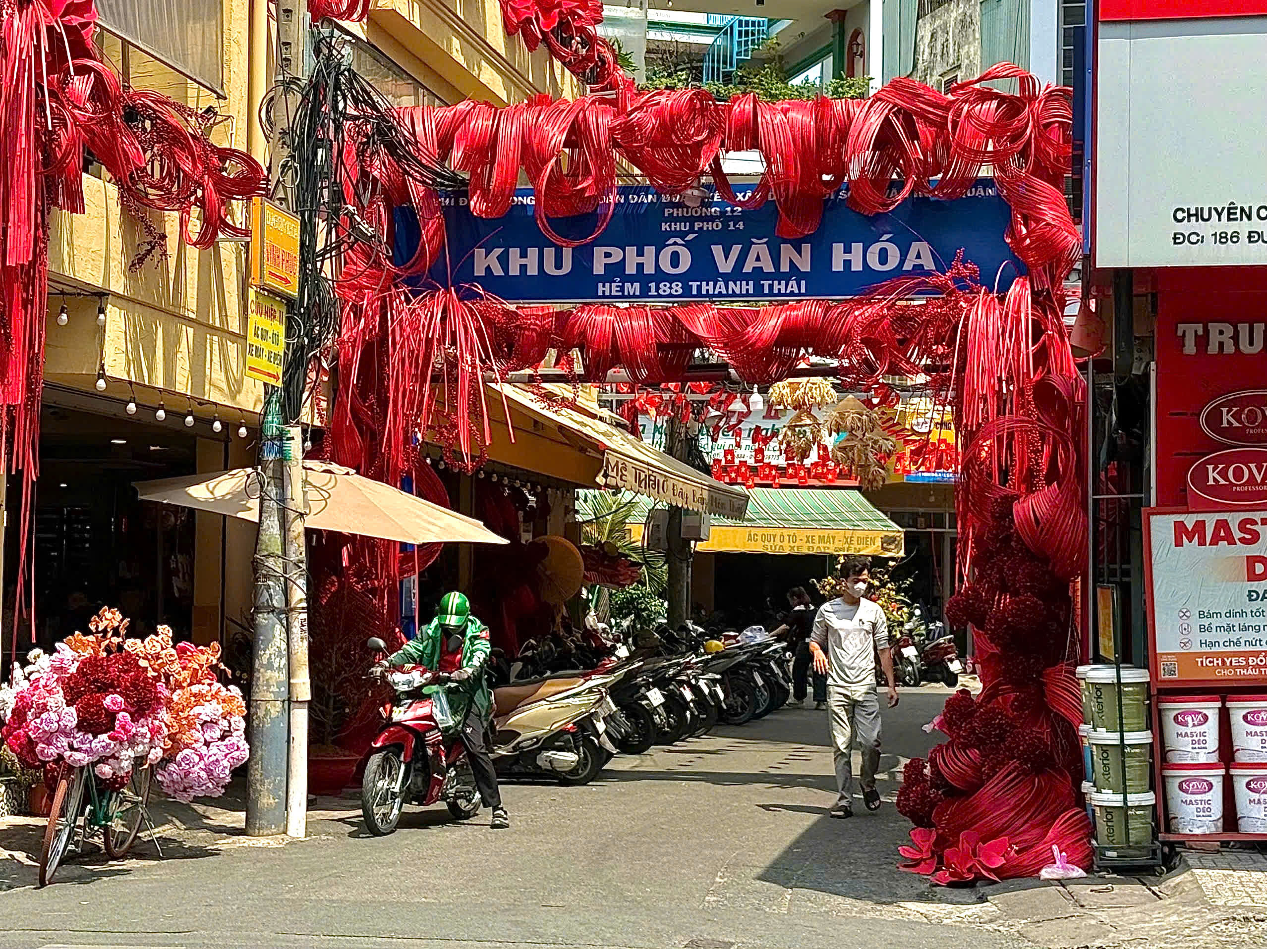 Hơi thở Tết trong hẻm nhỏ tại TPHCM  - Ảnh 13.