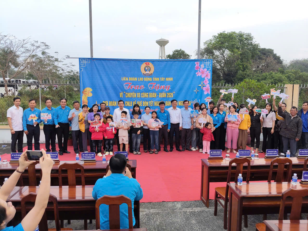 T&acirc;y Ninh: 45 chuyến xe miễn ph&iacute; đưa gần 2.000 người về qu&ecirc; đ&oacute;n Tết - Ảnh 7.